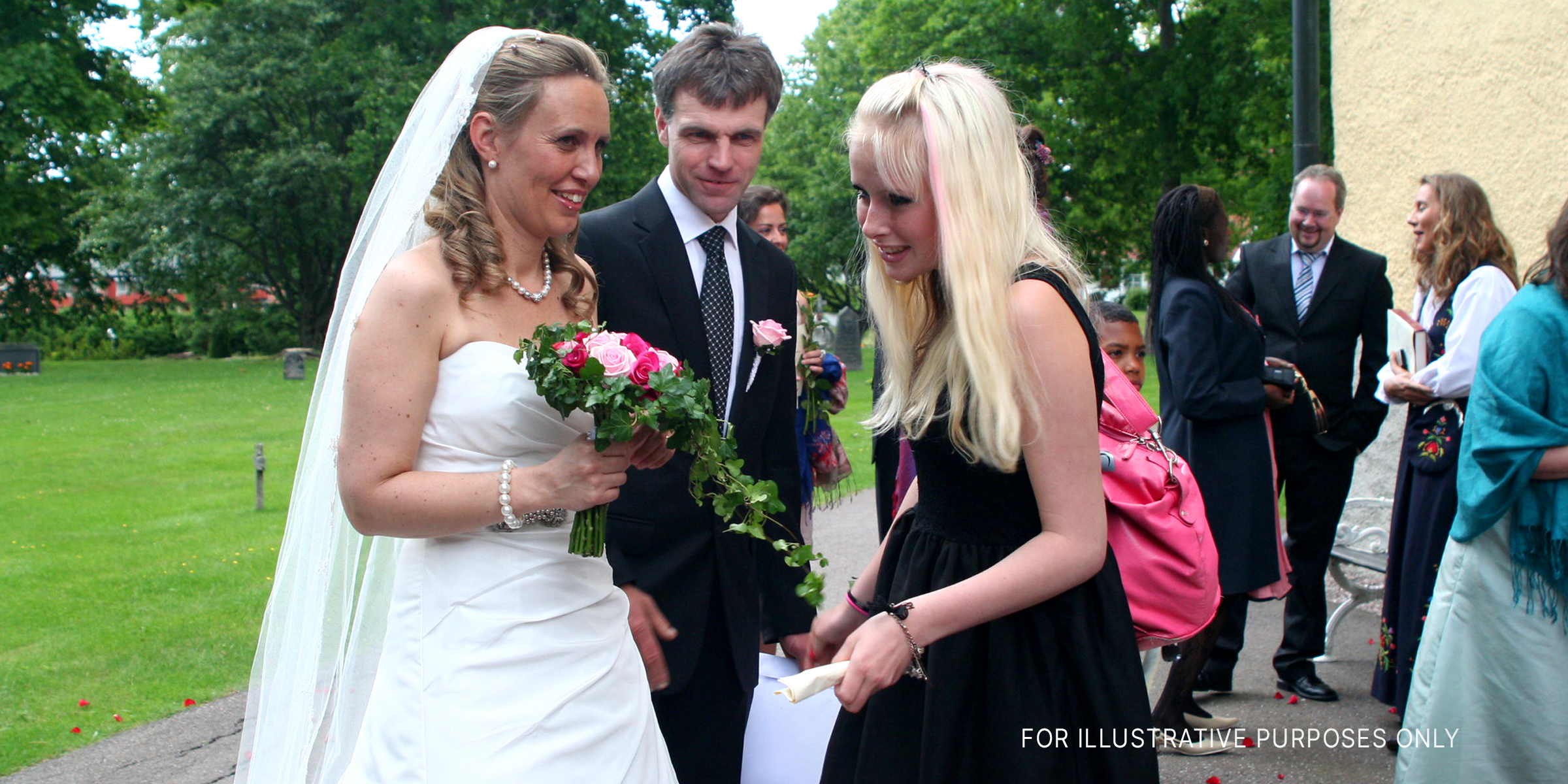 Des mariés avec une femme | Source : Flickr.com/David J (CC BY 2.0)