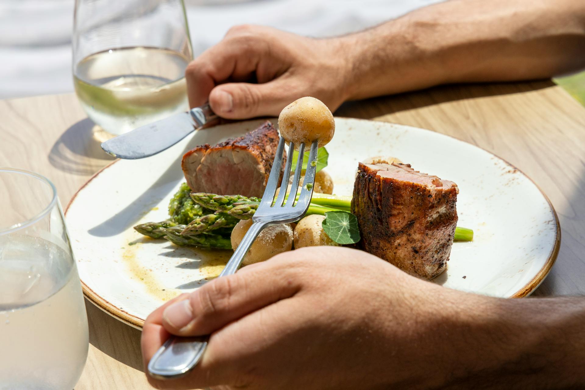 Un homme tenant une fourchette | Source : Pexels