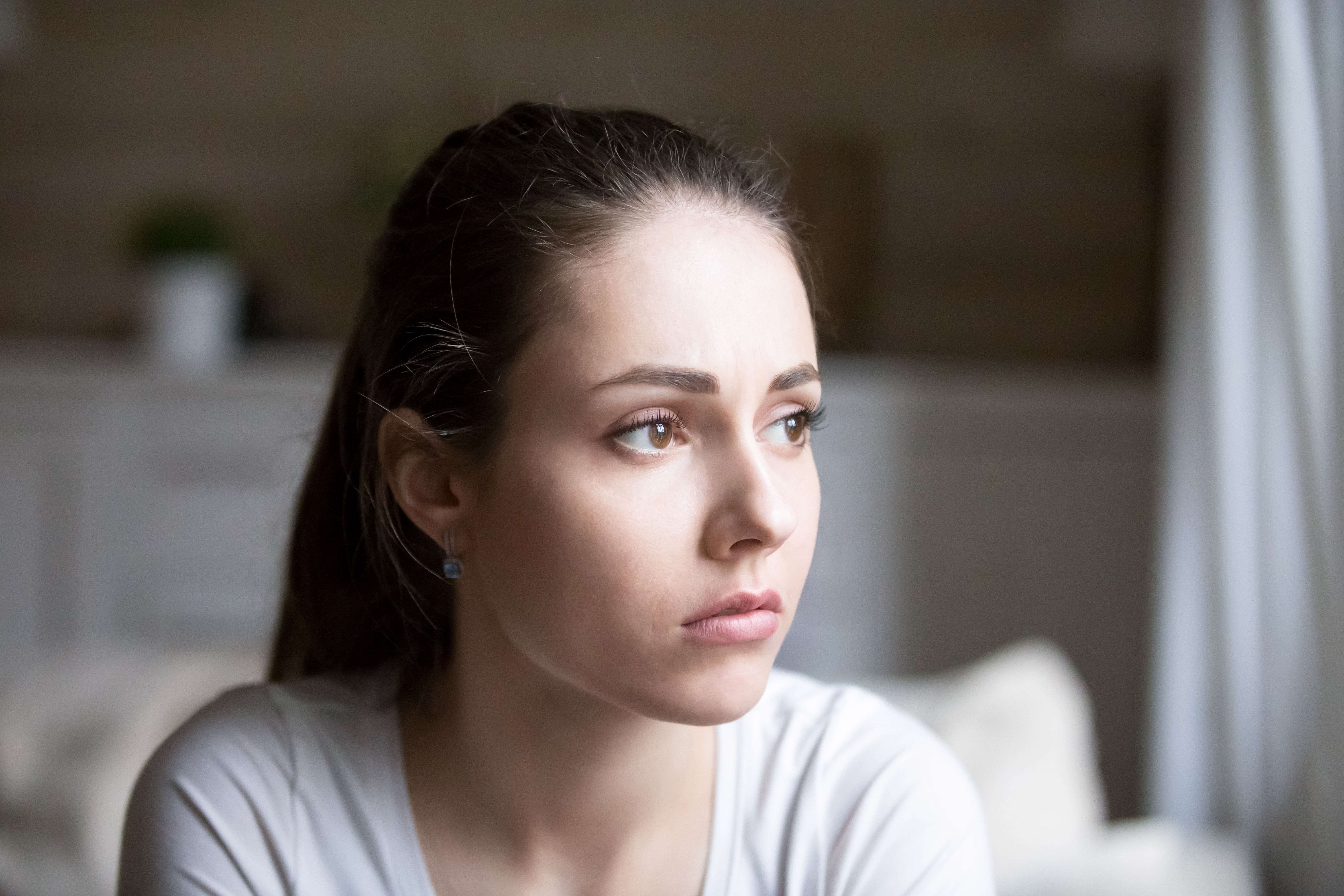 Jeune femme à l'air triste | Source : Shutterstock