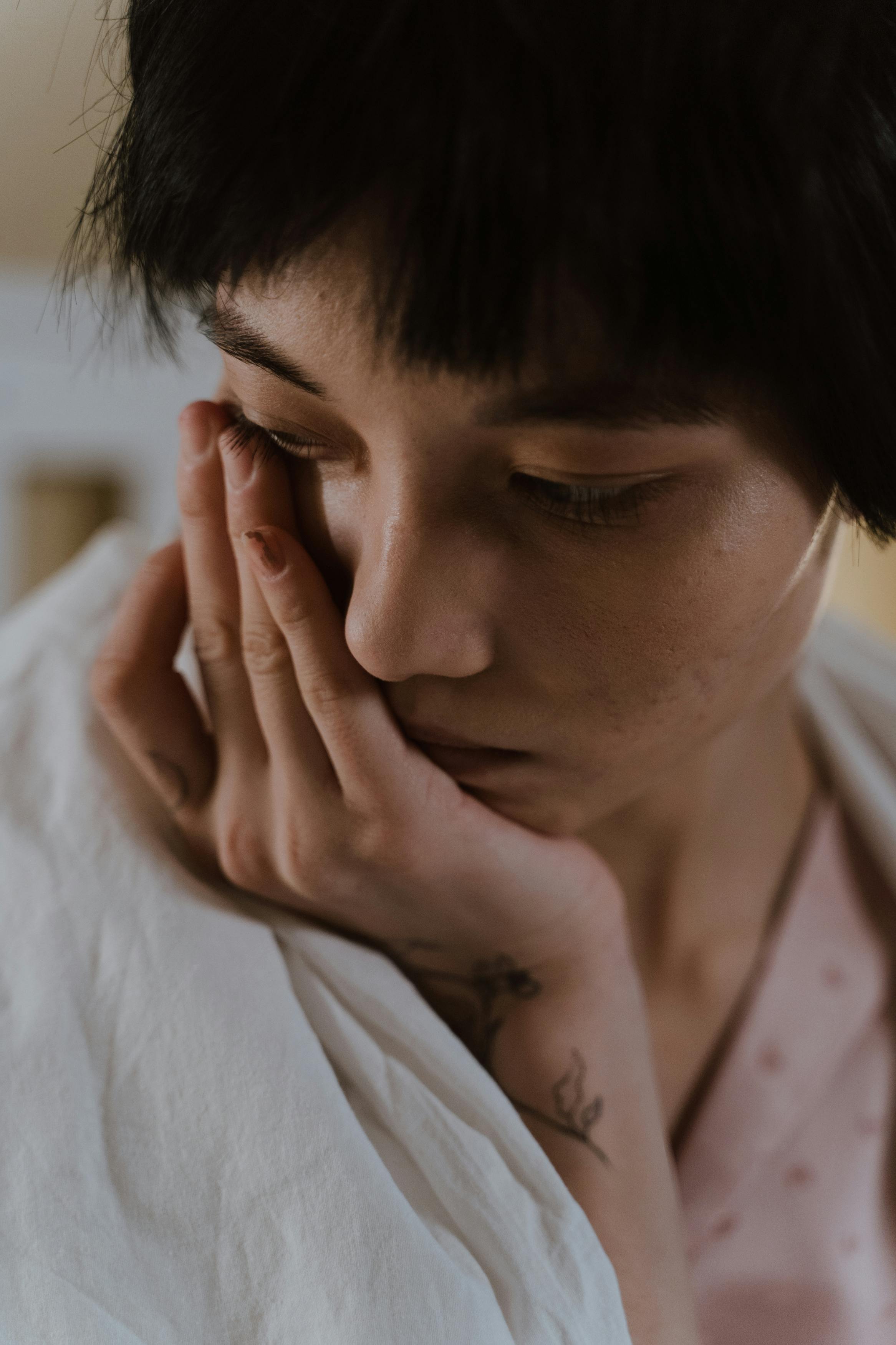 Une femme essuie ses larmes | Source : Pexels