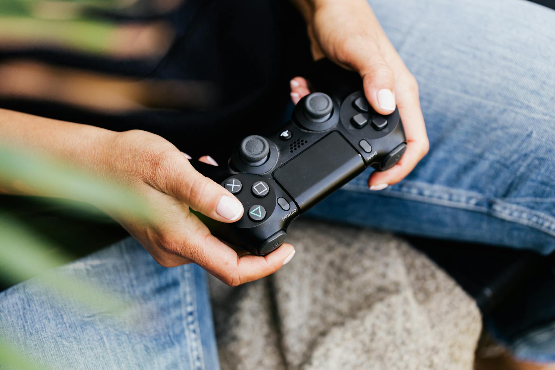 Eine Person, die einen Controller hält | Quelle: Pexels