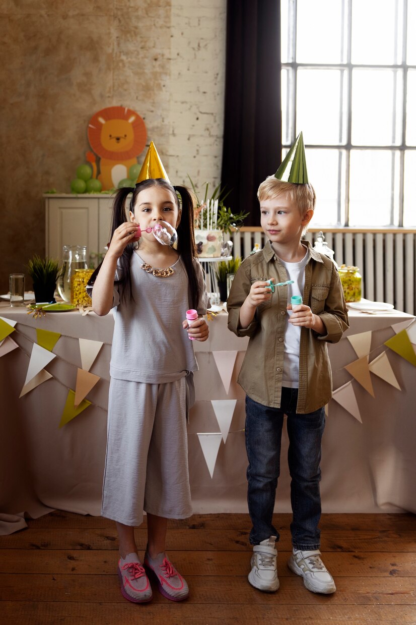 Des enfants heureux à une fête | Source : Freepik