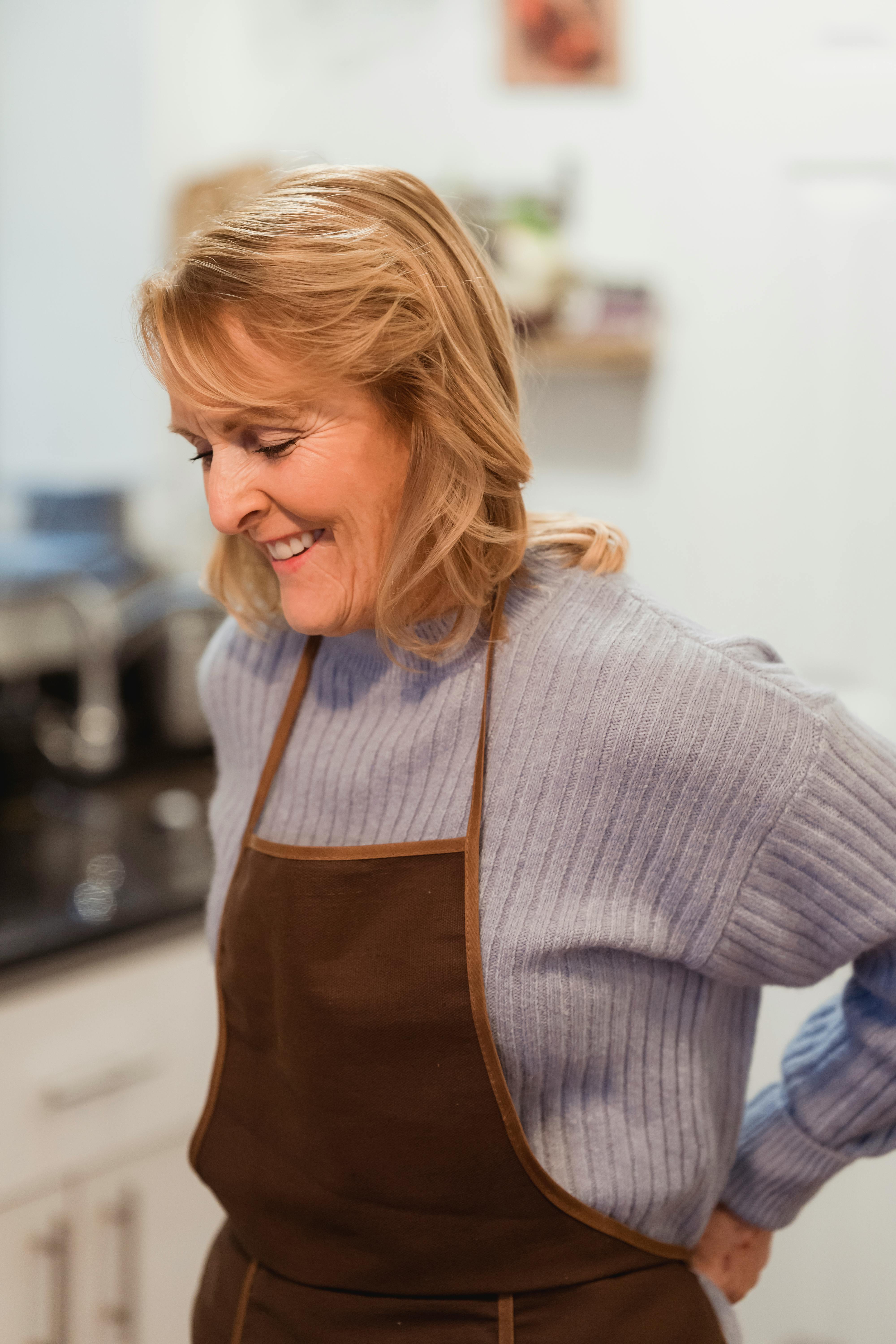 Une femme heureuse dans un tablier | Source : Pexels