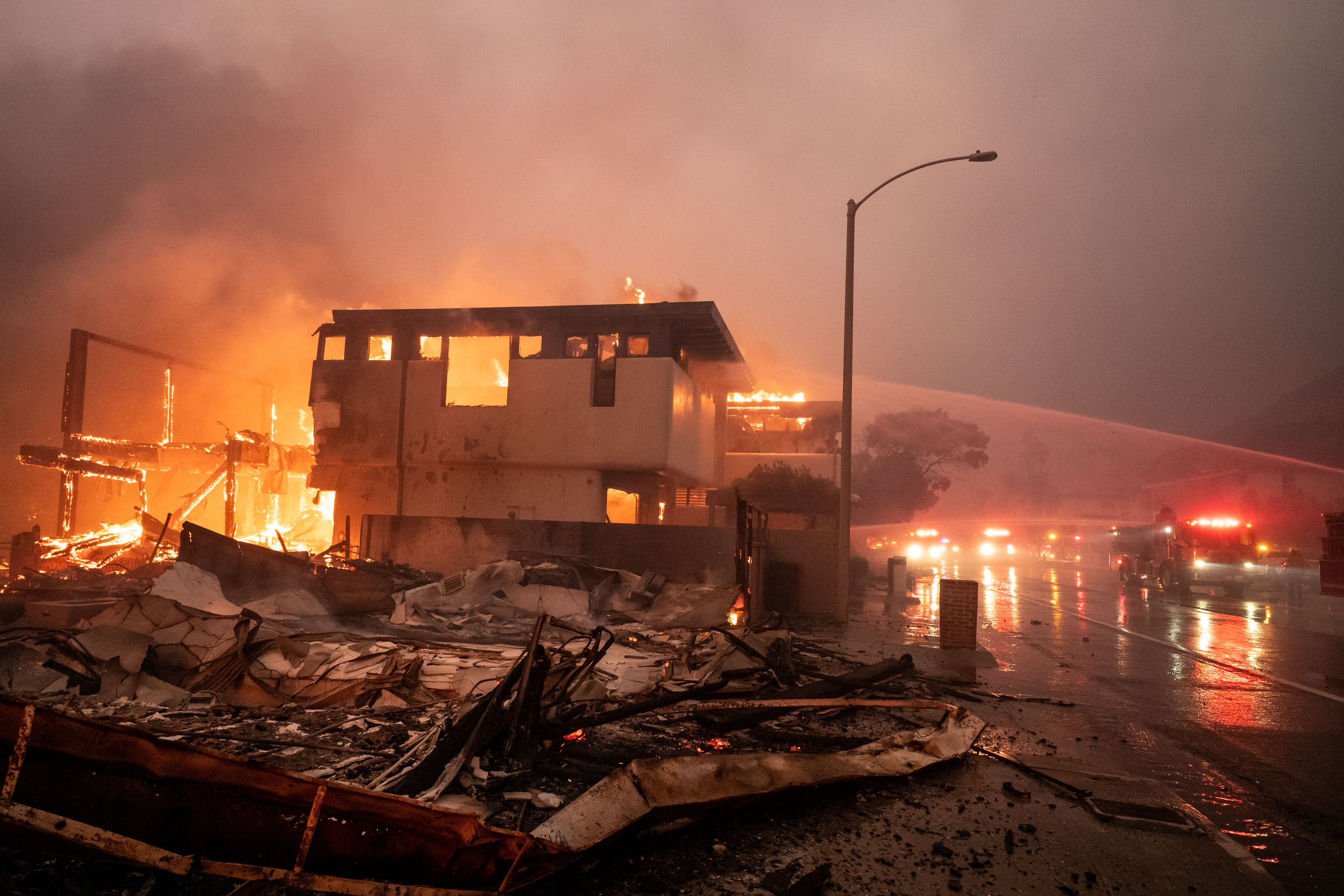 Les pompiers continuent de lutter contre le vent et le feu alors que des maisons partent en flammes à Malibu, le long de Pacific Coast Highway, dans l'incendie des Palisades, le 8 janvier 2025 | Source : Getty Images