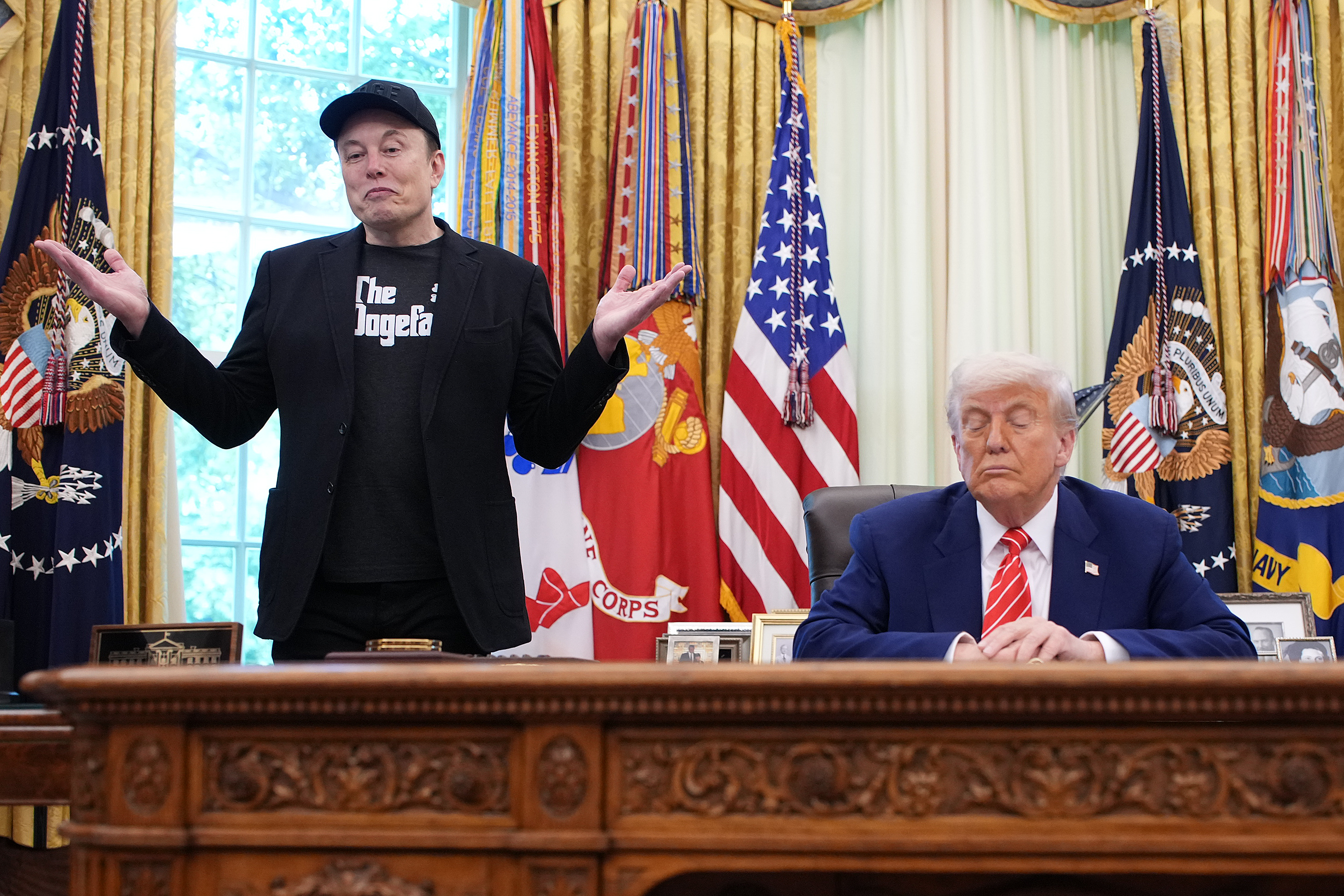 Musk se tient aux côtés du président Donald Trump dans le Bureau ovale, son œil au beurre noir attirant immédiatement l'attention lors de la conférence de presse en direct.