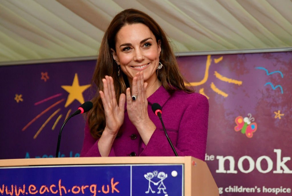 Catherine, la duchesse de Cambridge, fait des gestes pour prononcer son discours et inaugure officiellement l'hospice pour enfants Nook le 15 novembre 2019 à Framingham Earl, dans le Norfolk. | Photo: Getty Images