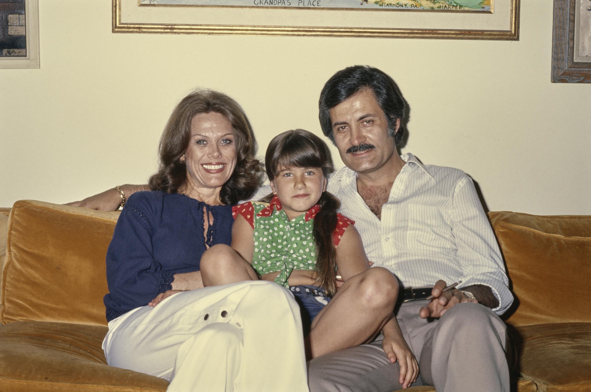 Nancy Dow et John Aniston avec leur fille, Jennifer Aniston, dans leur maison de Sherman Oaks, en Californie, vers 1975 | Source : Getty Images