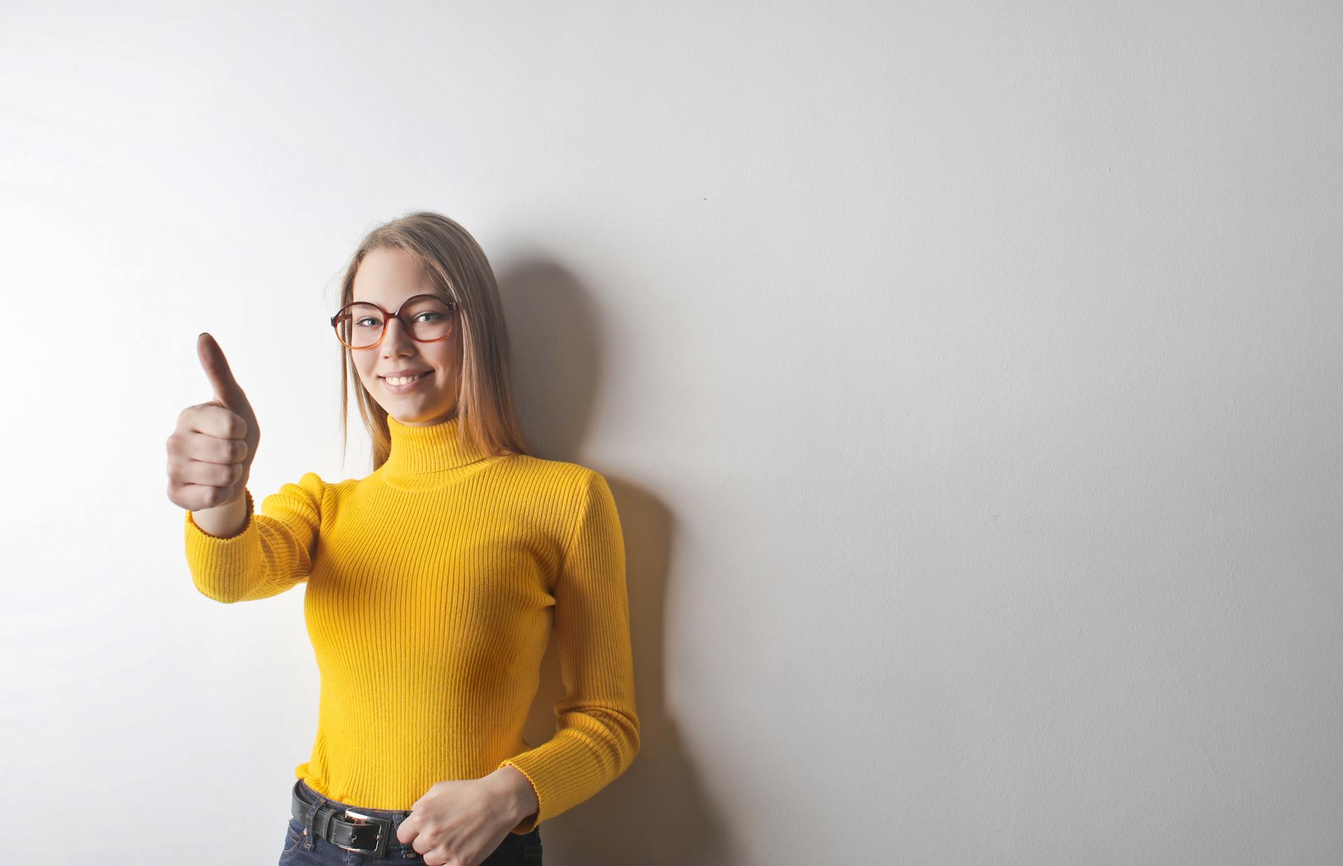 Une femme qui lève le pouce | Source : Pexels