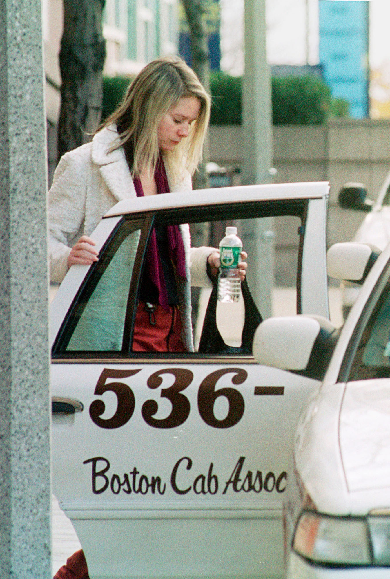 Lee Starkey monte dans un taxi à Boston après avoir quitté l'hôpital Brigham and Women's le 28 novembre 2001 | Source : Getty Images