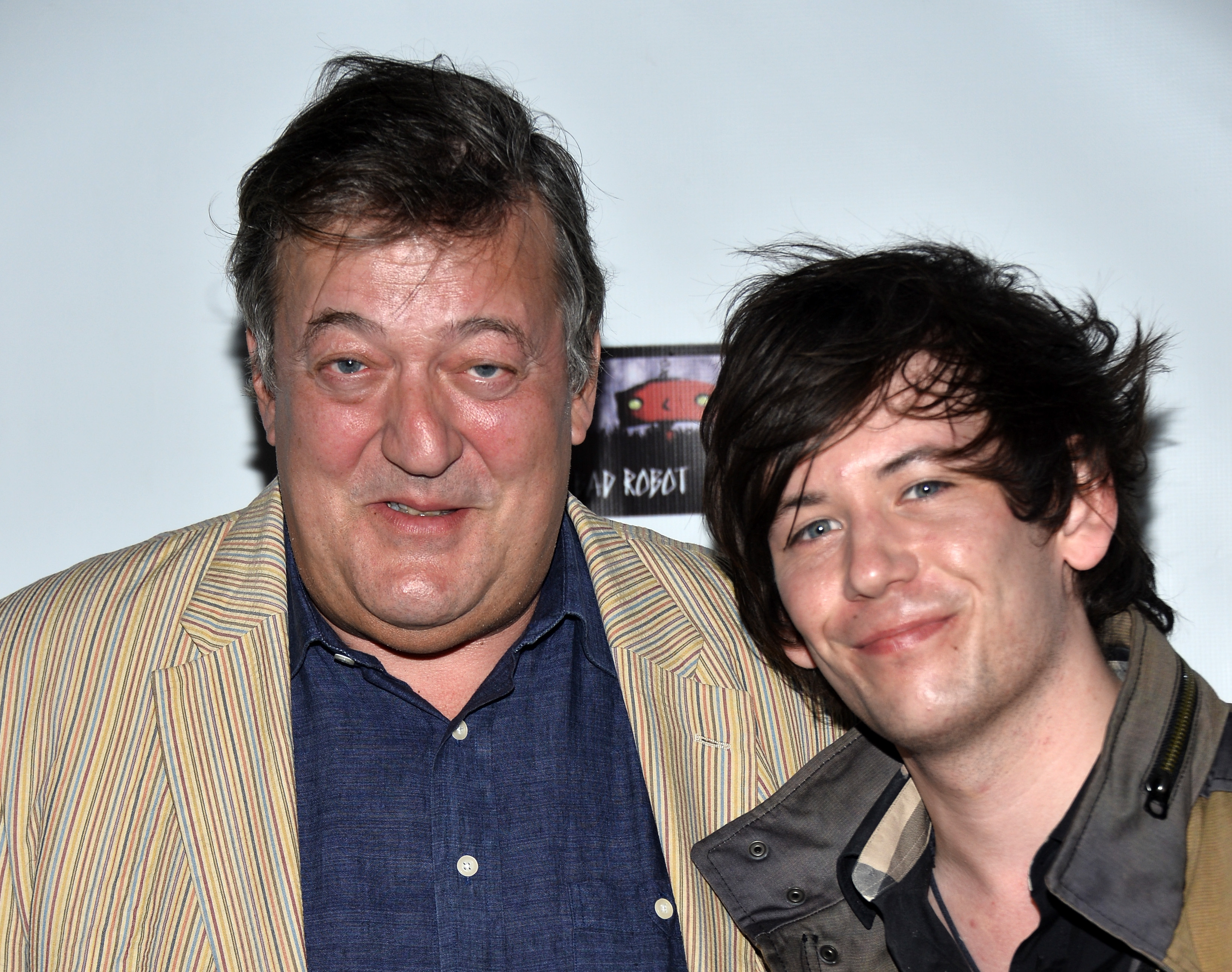 L'acteur Stephen Fry et Elliott Spencer lors de l'événement US-Ireland Alliance Pre-Academy Awards Honors, le 19 février 2015, à Santa Monica, en Californie. | Source : Getty Images