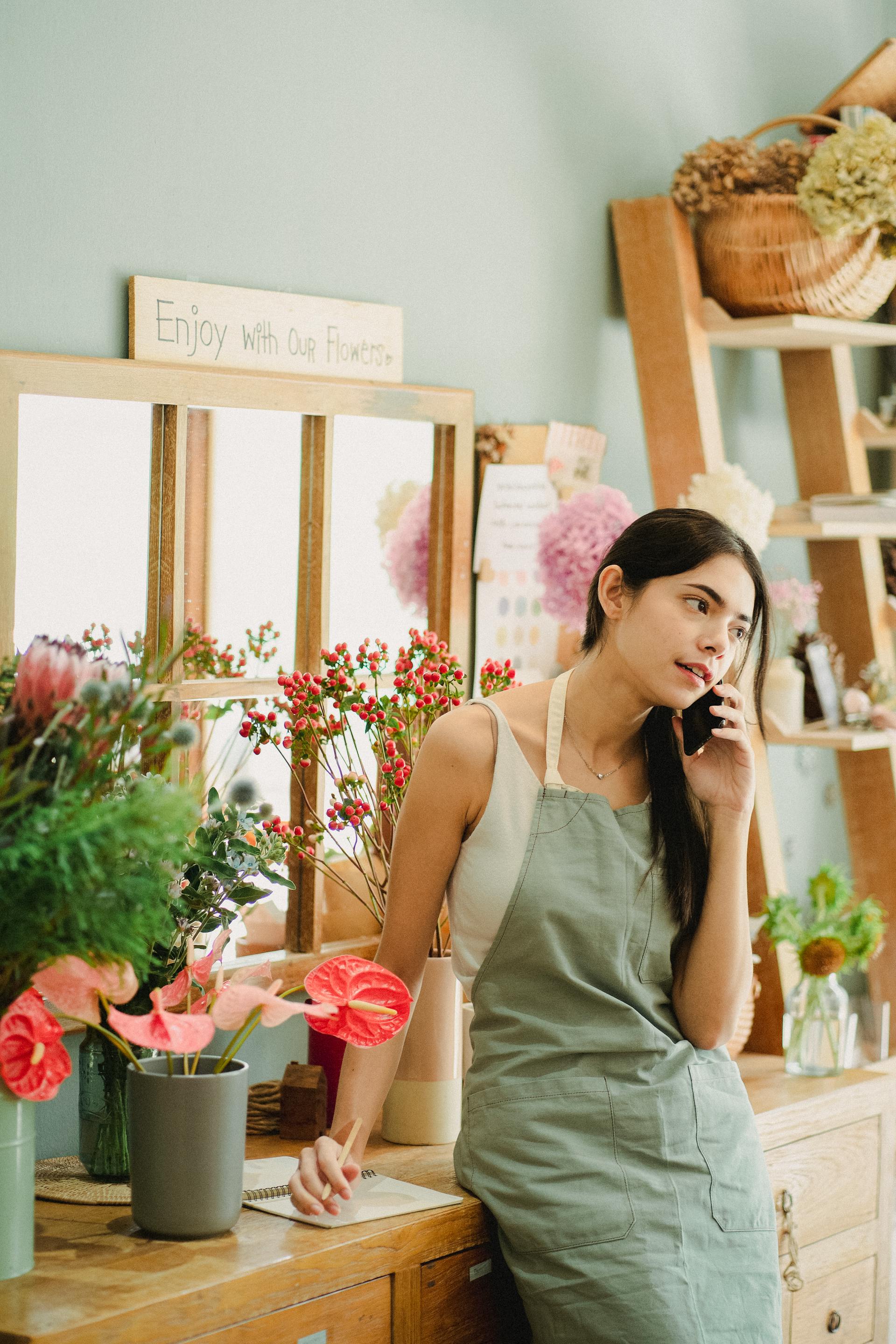 Un fleuriste parlant au téléphone | Source : Pexels
