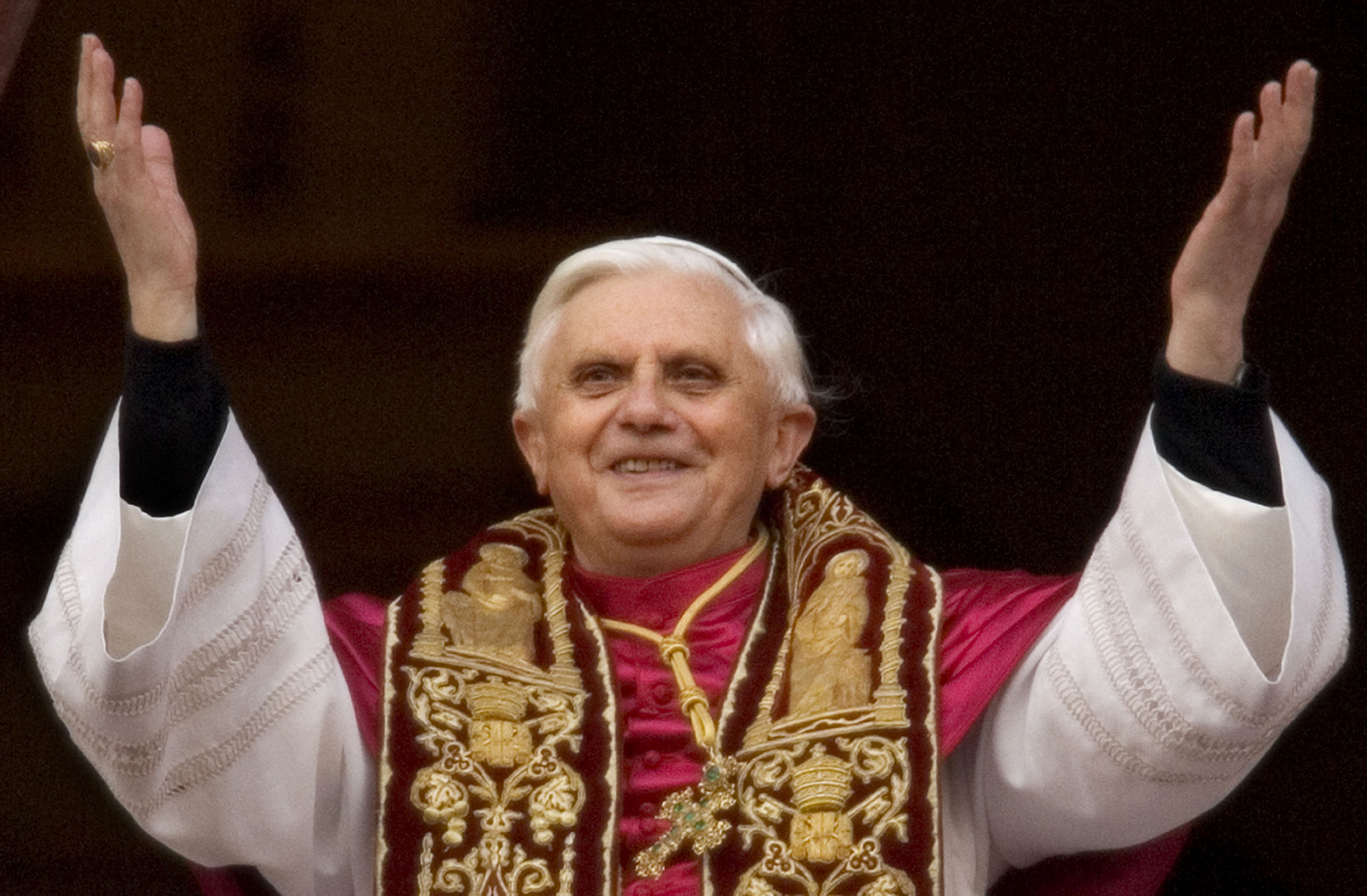 Le pape Benoît XVI apparaît sur le balcon central de la basilique Saint-Pierre dans la Cité du Vatican, le 19 avril 2005. | Source : Getty Images