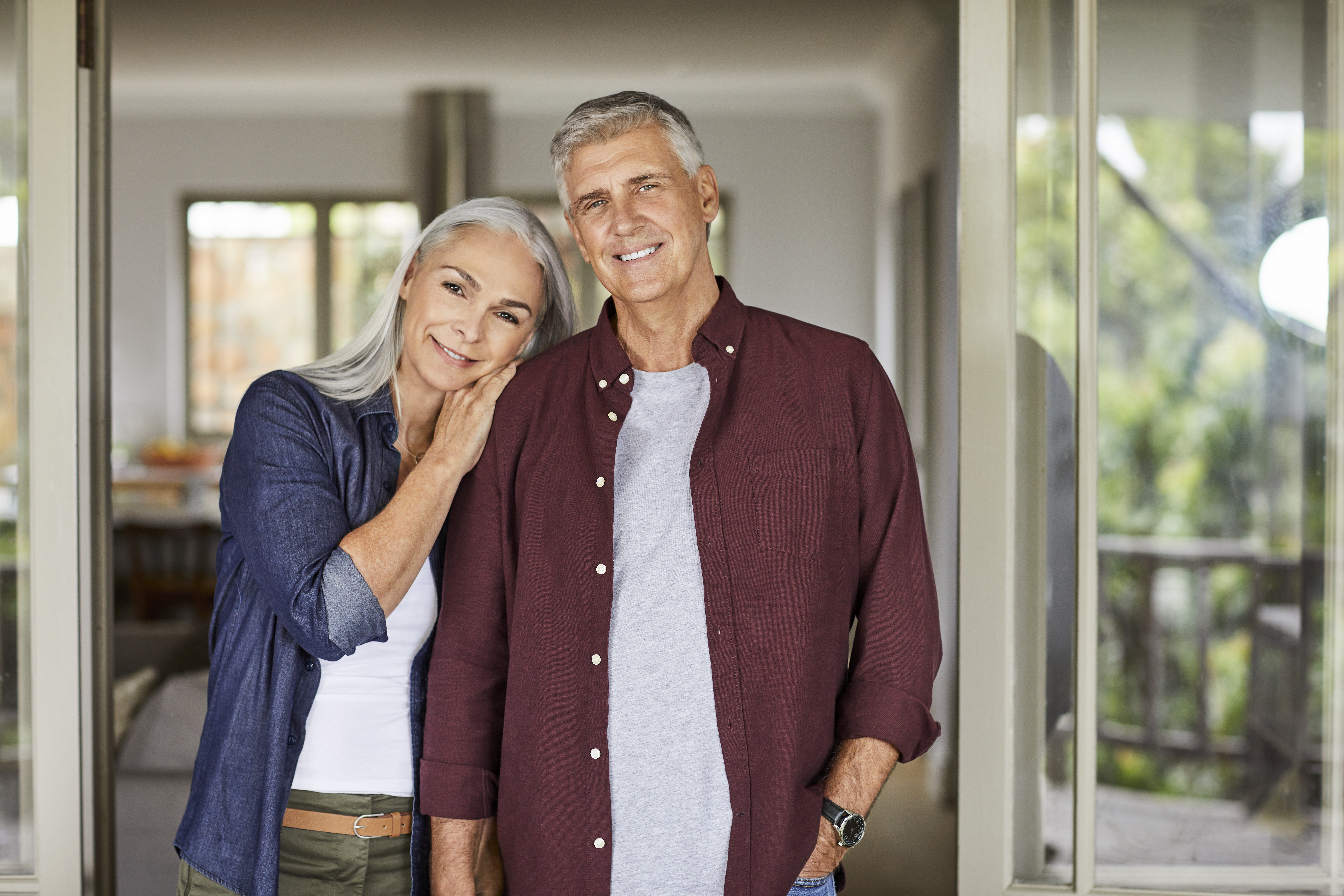 Un couple d'âge mûr souriant à la maison | Source : Getty Images