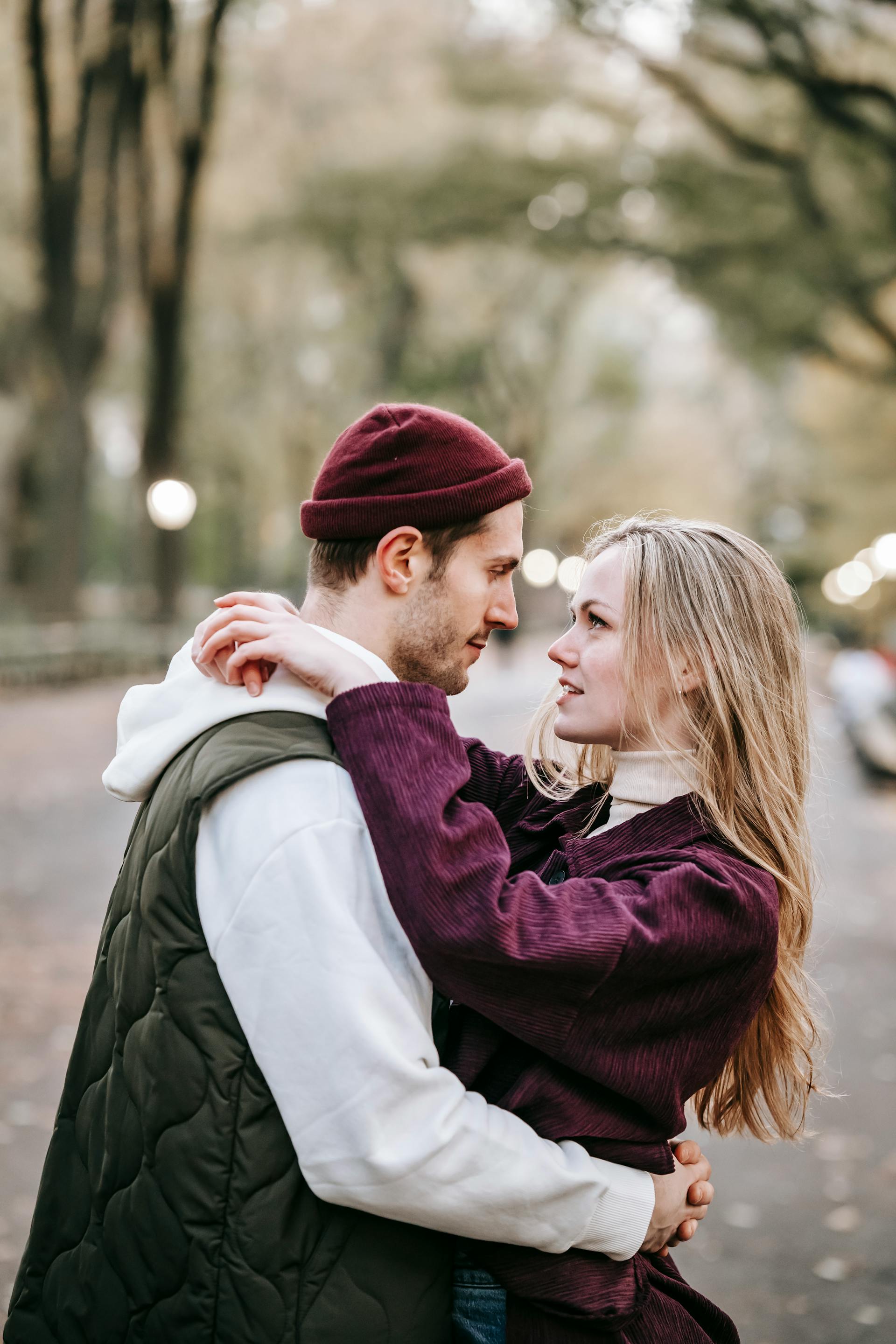 Un couple qui se regarde dans les yeux tout en se serrant dans les bras | Source : Pexels