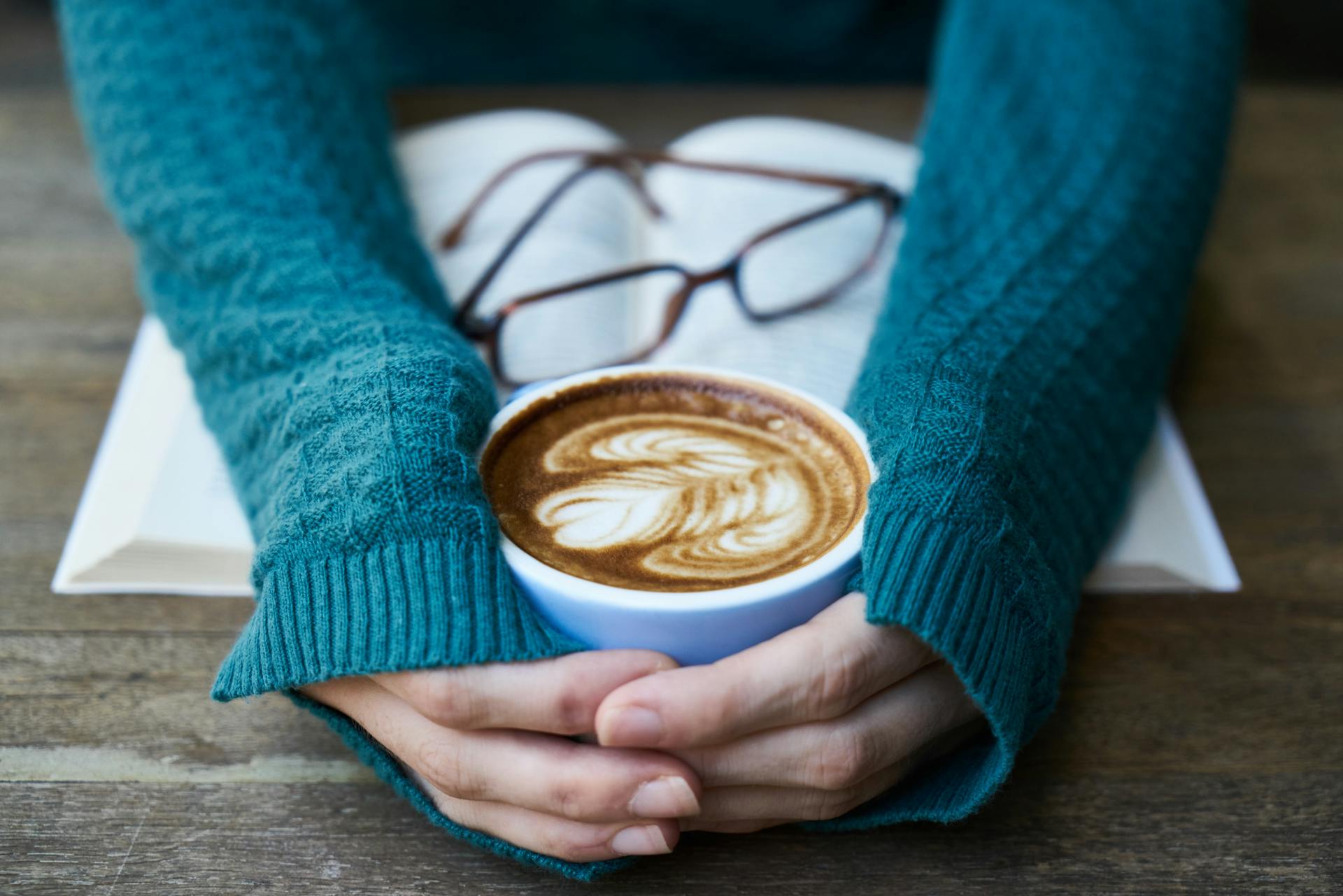 Une femme tenant une tasse de café | Source : Pexels