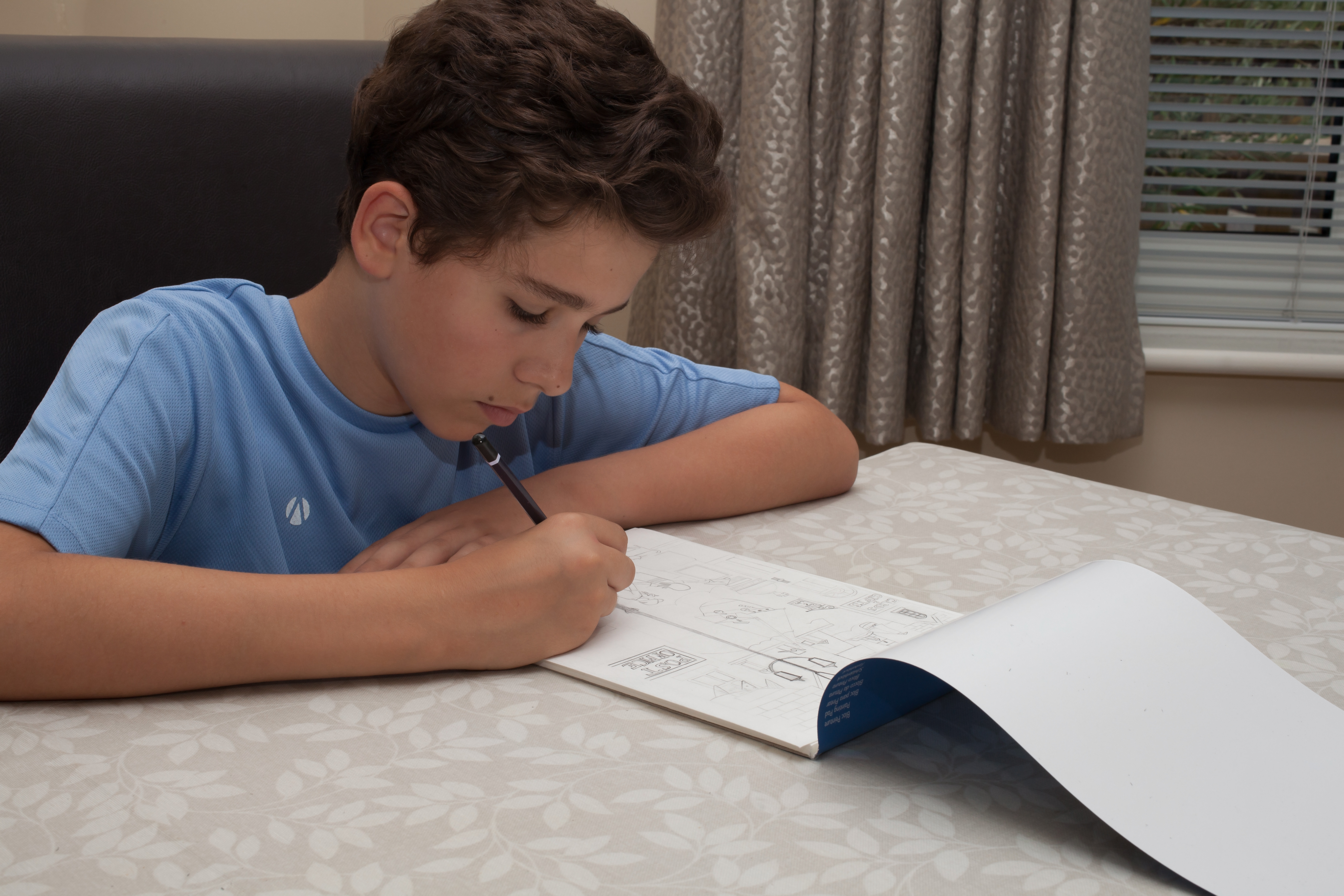 Un jeune garçon en train de dessiner. | Source : Shutterstock