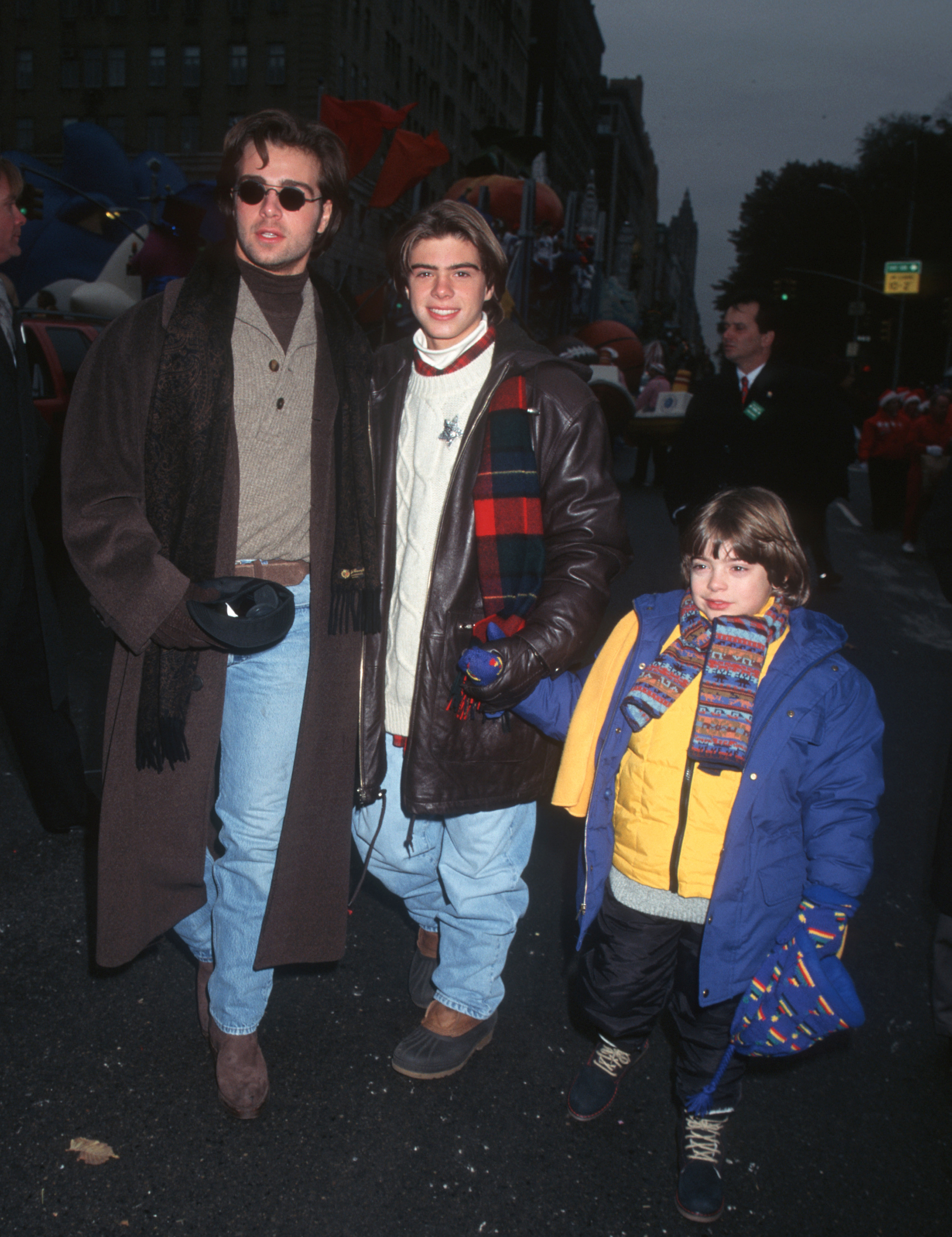 Joey, Matthew et Andrew Lawrence assistent à la 69e parade annuelle de Macy's Thanksgiving Day, le 23 novembre 1995 | Source : Getty Images