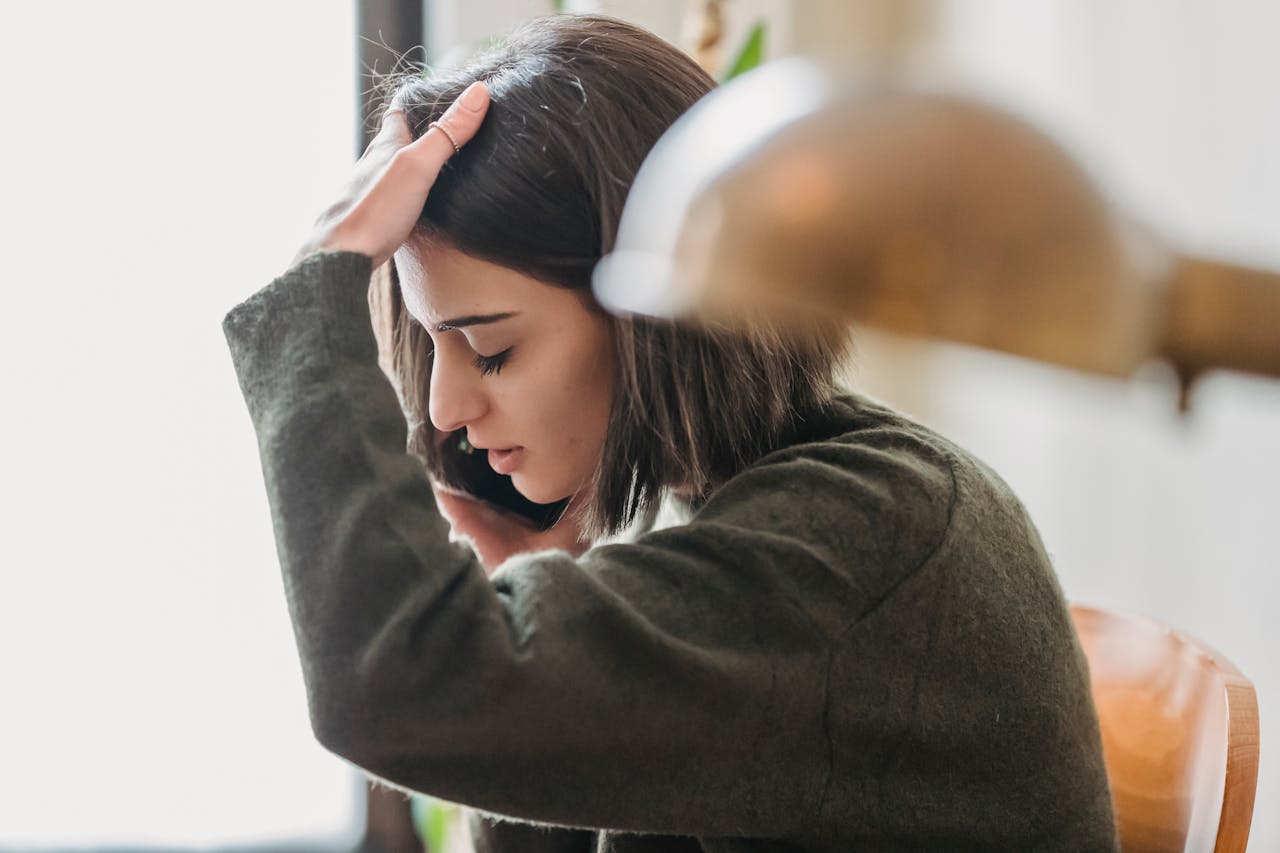 Une femme anxieuse qui parle au téléphone | Source : Pexels