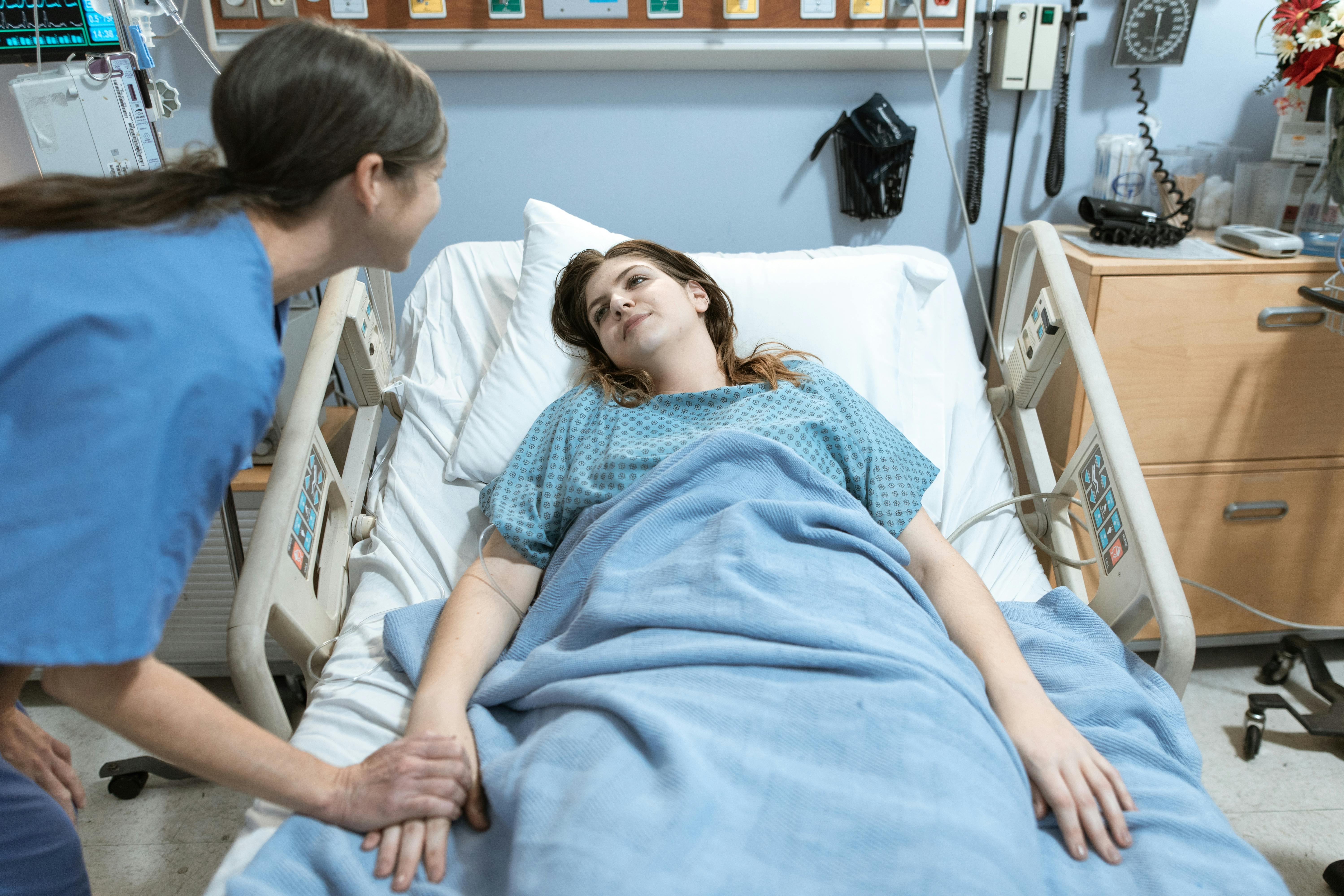Une femme allongée dans un lit d'hôpital | Source : Pexels