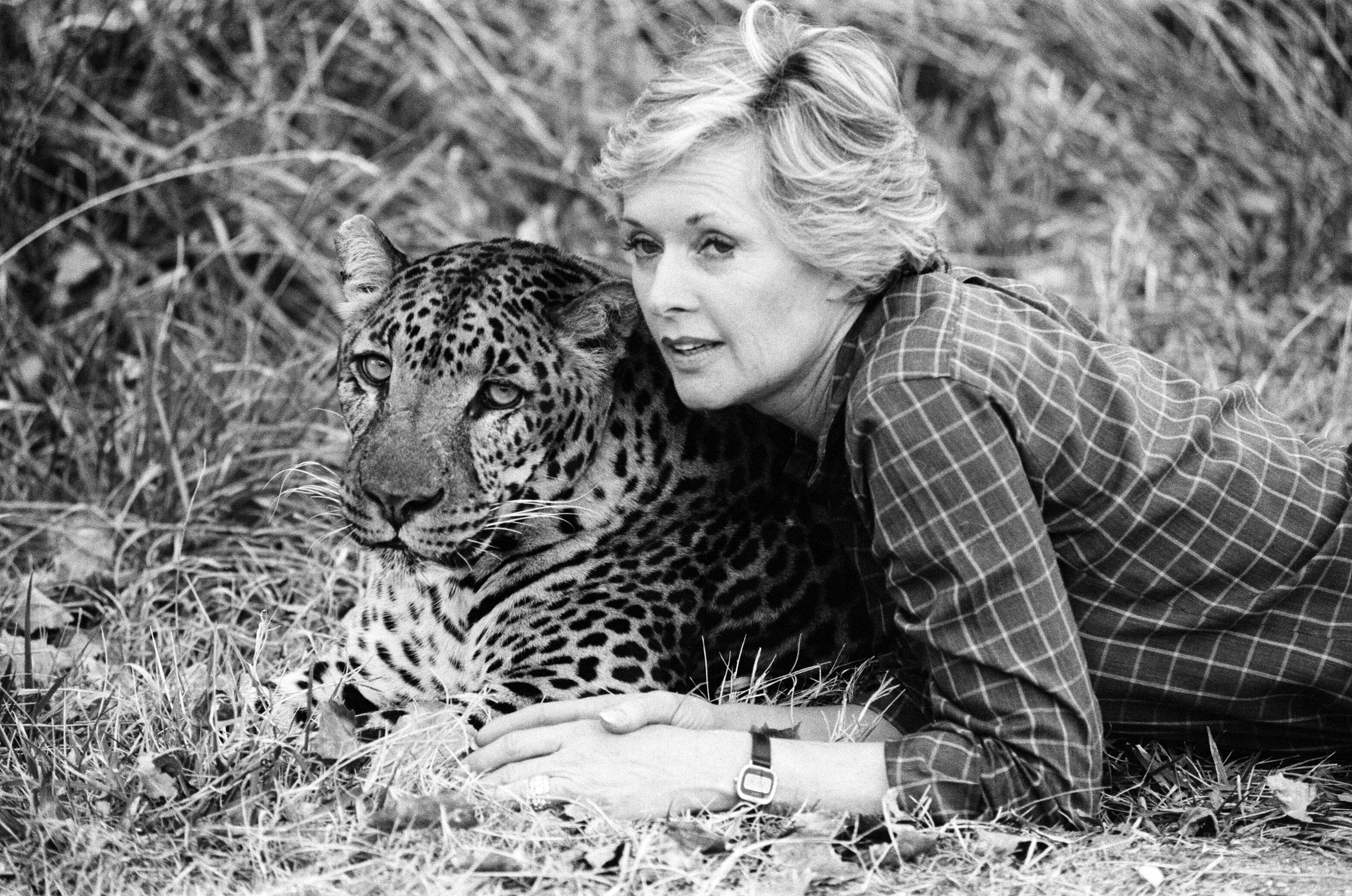 Tippi Hedren avec ses animaux dans son complexe de la vallée de San Fernando, le 25 janvier 1982. | Source : Getty Images