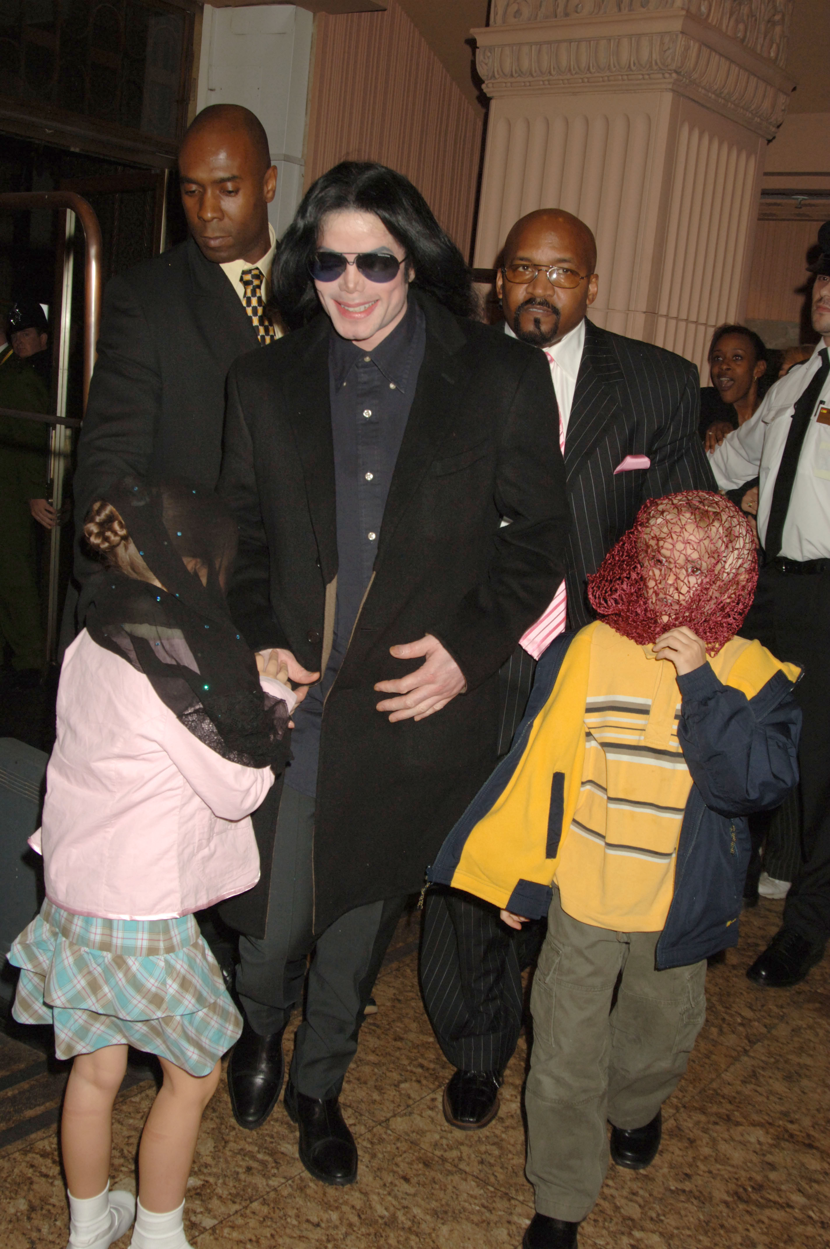 Michael Jackson avec ses enfants Prince et Paris à Londres en 2005 | Source : Getty Images