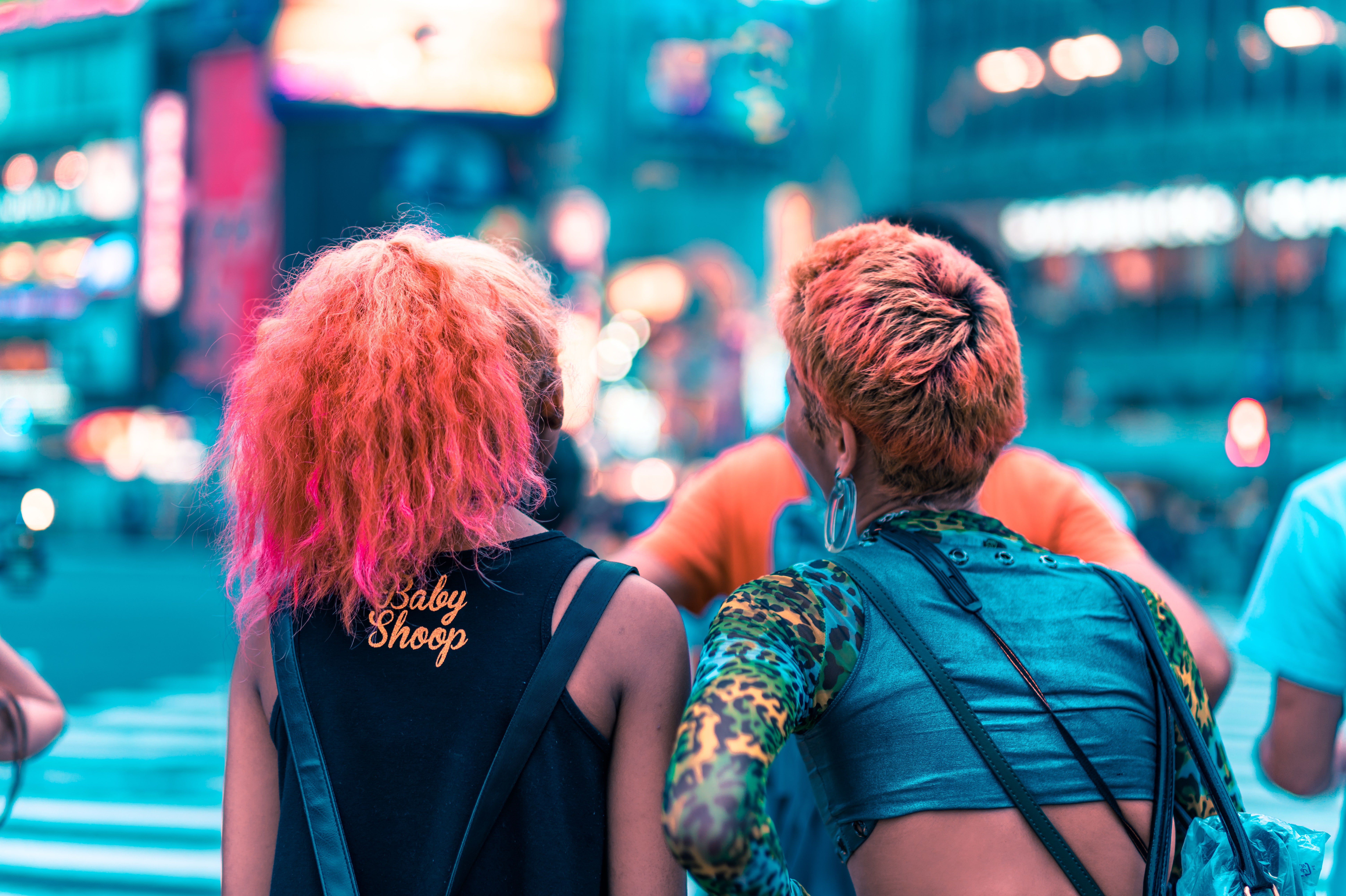 Deux filles traversant la rue | Source: Unsplash