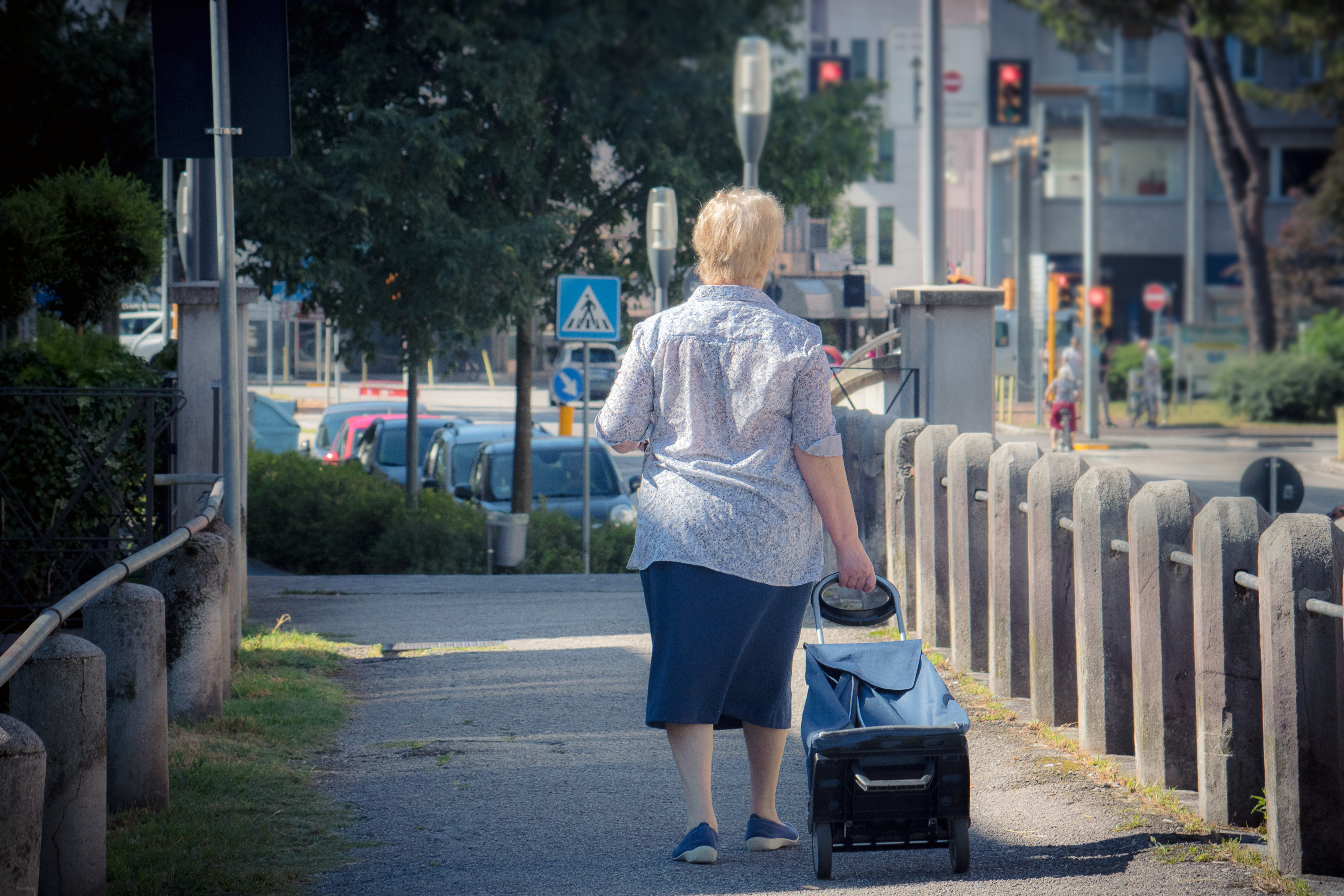Une femme marchant avec un sac à roulettes | Source : Shutterstock