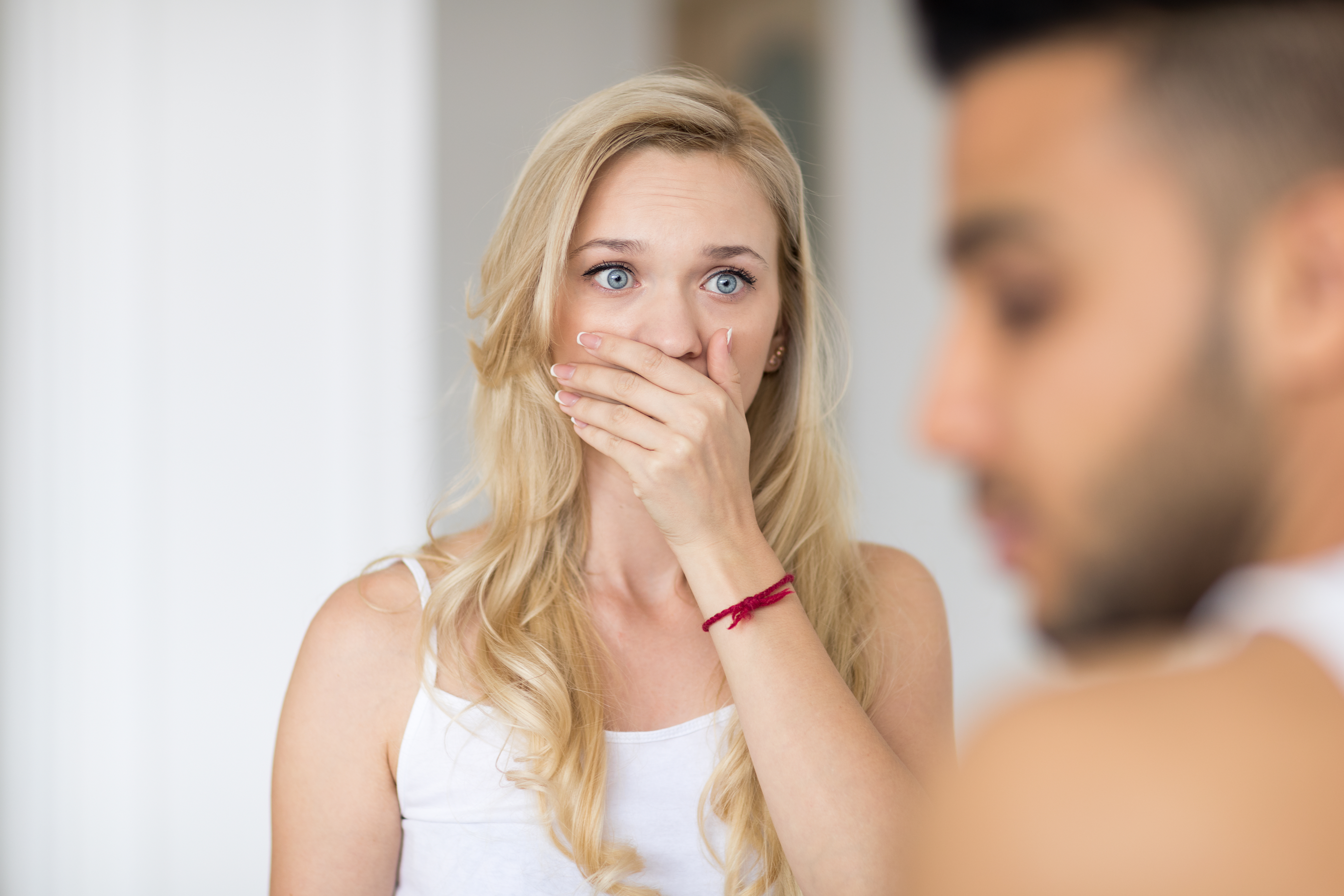 Une femme choquée qui regarde un homme à l'air coupable | Source : Shutterstock