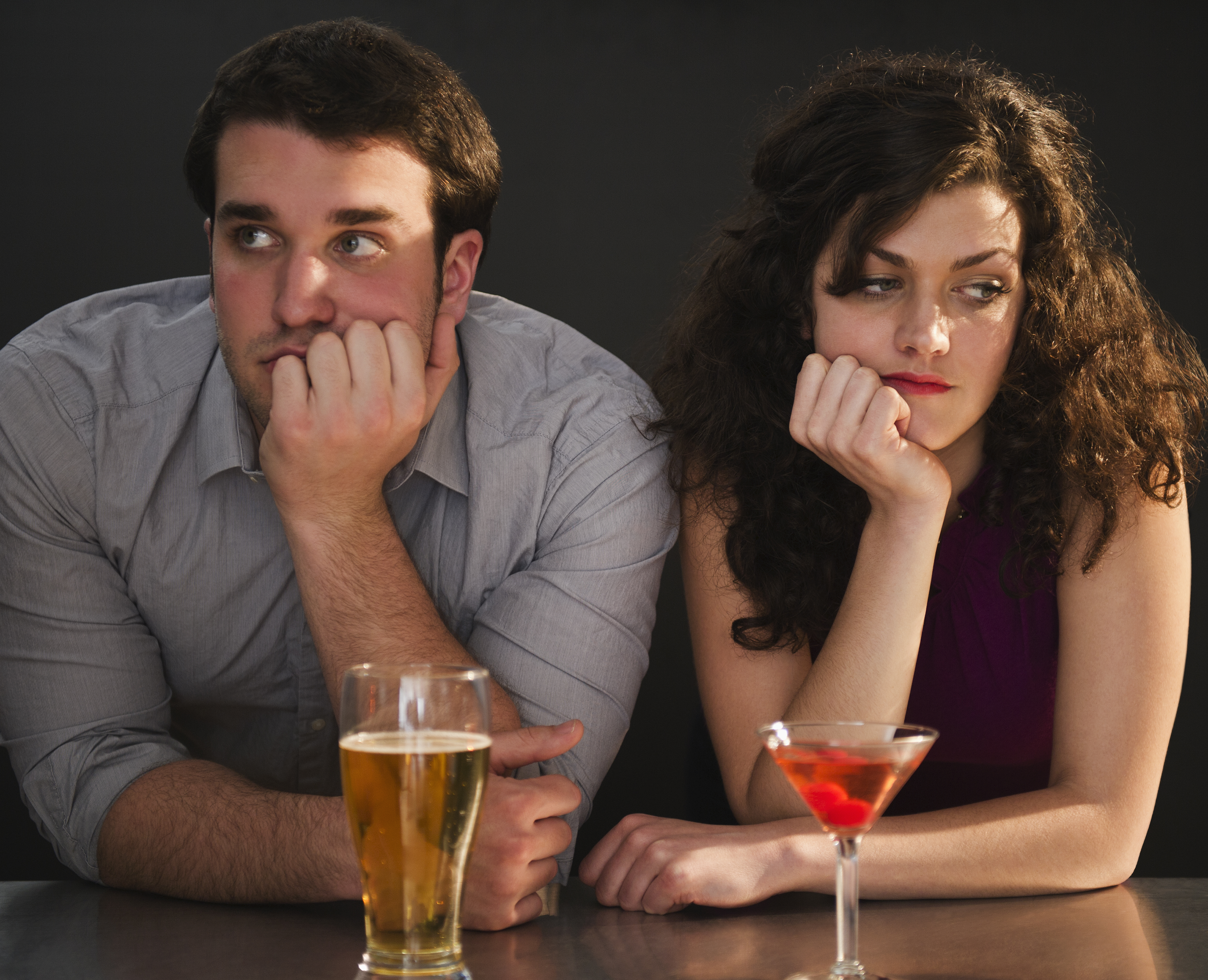 Un couple qui s'ennuie, assis à un bar | Source : Getty Images