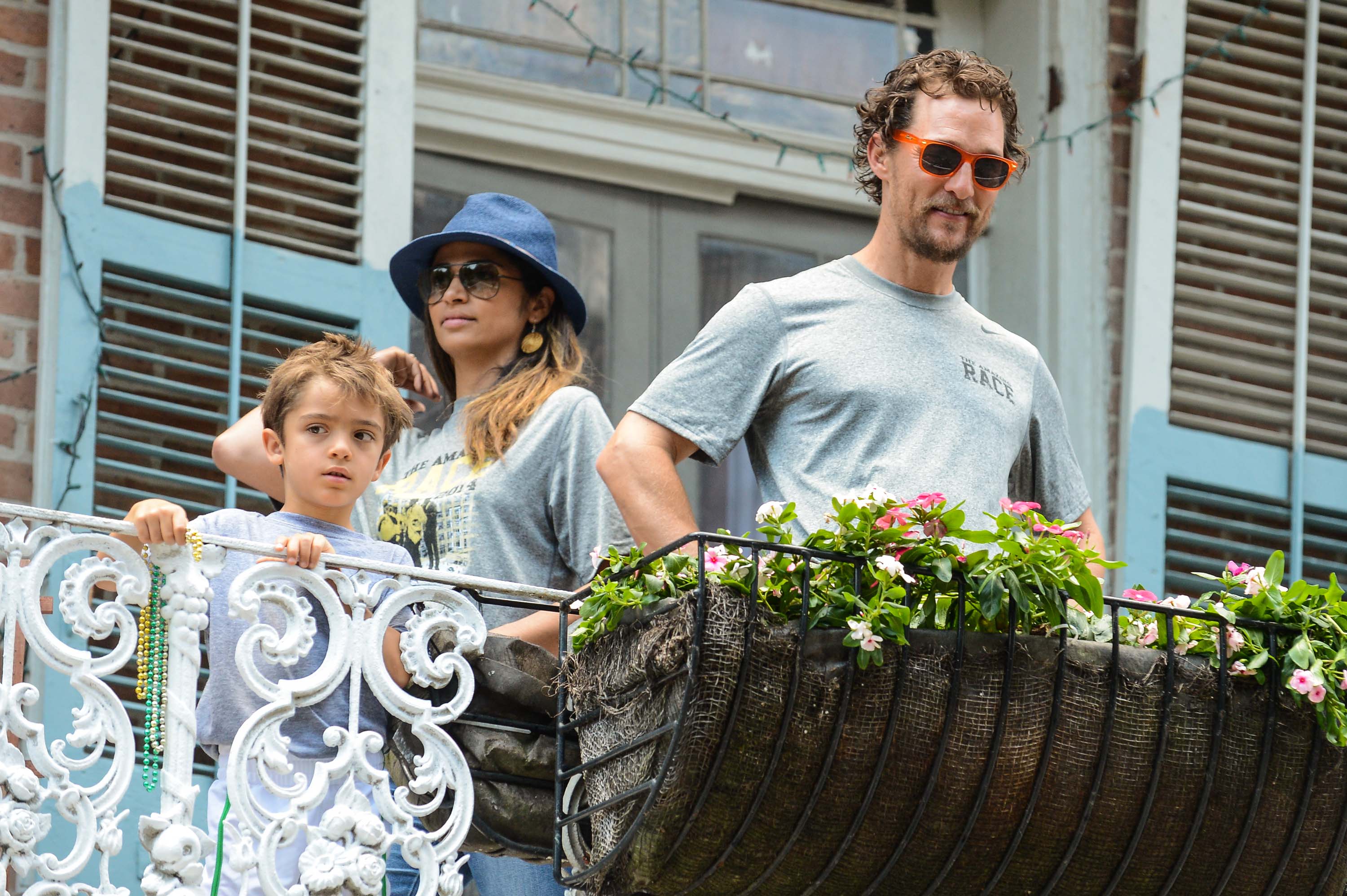 Levi McConaughey, Camila Alves et Matthew McConaughey participent à une chasse au trésor caritative Amazing Race à la Nouvelle-Orléans, en Louisiane, le 17 mai 2014. | Source : Getty Imags