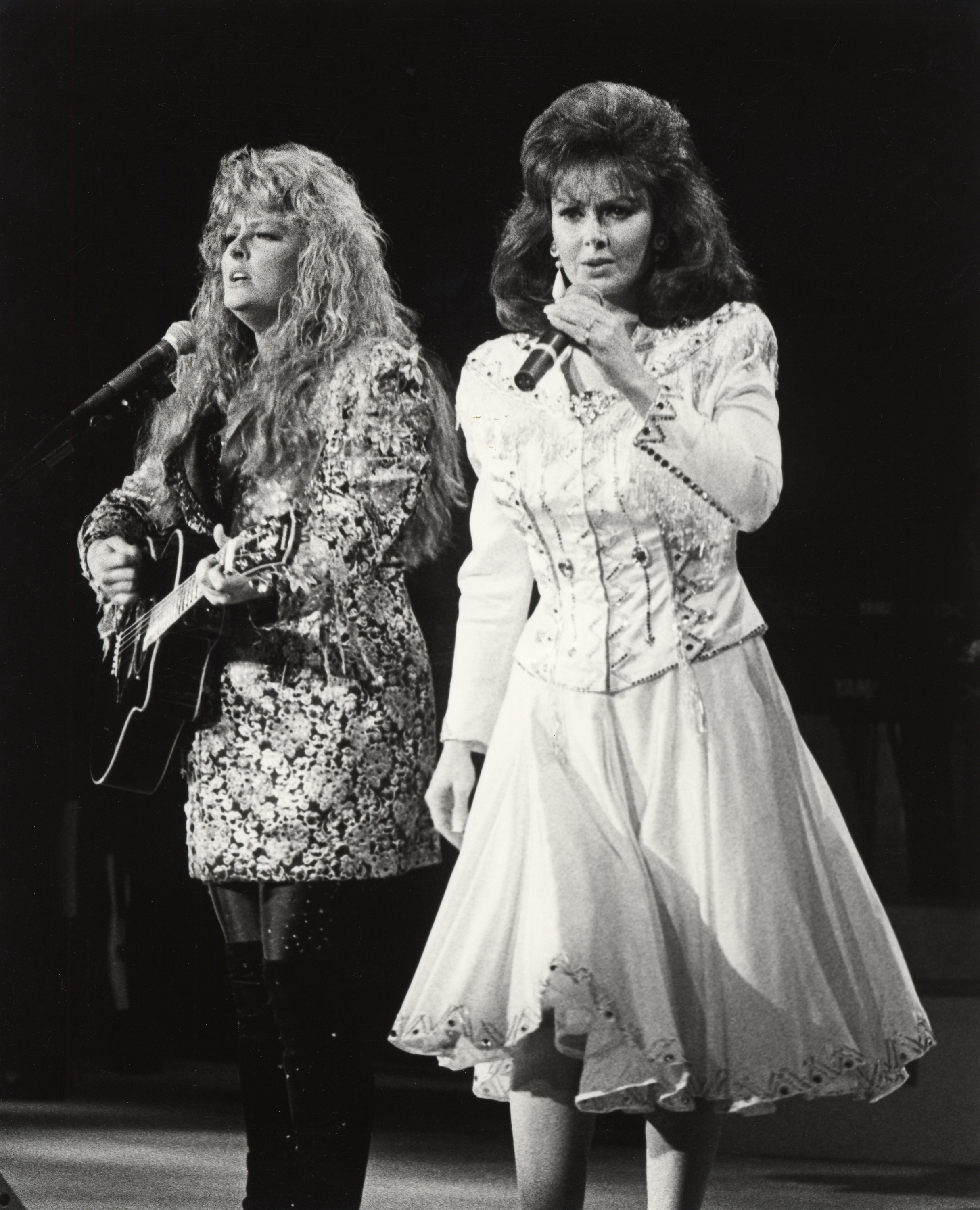 La fillette et sa mère se produisent lors d'un concert à Orange County, en Californie, le 23 juin 1991 | Source : Getty Images