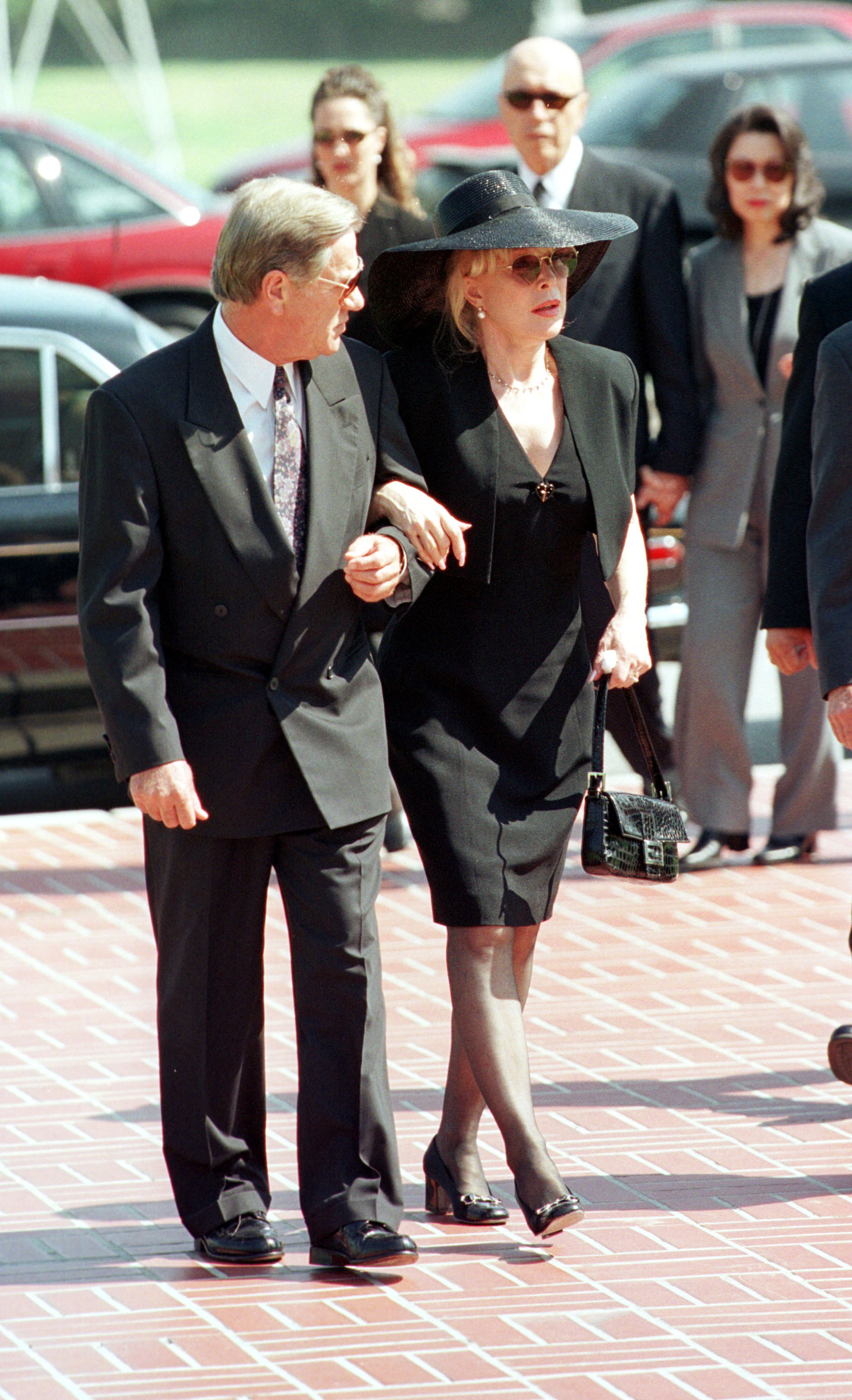 Jon Eicholtz et Barbara Eden arrivent au service funéraire de son fils Matthew Ansara à Los Angeles, Californie, le 2 juillet 2001. | Source : Getty Images