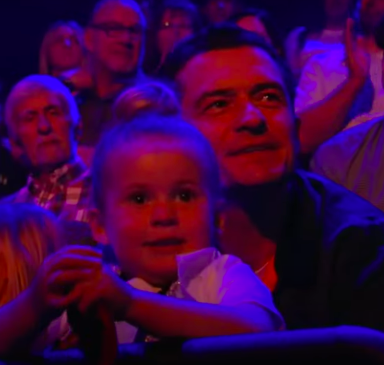 Daisy Dove Bloom et Orlando Bloom regardant Katy Perry dans le public d'"American Idol", posté le 14 mai 2024 | Source : YouTube/Entertainment Tonight