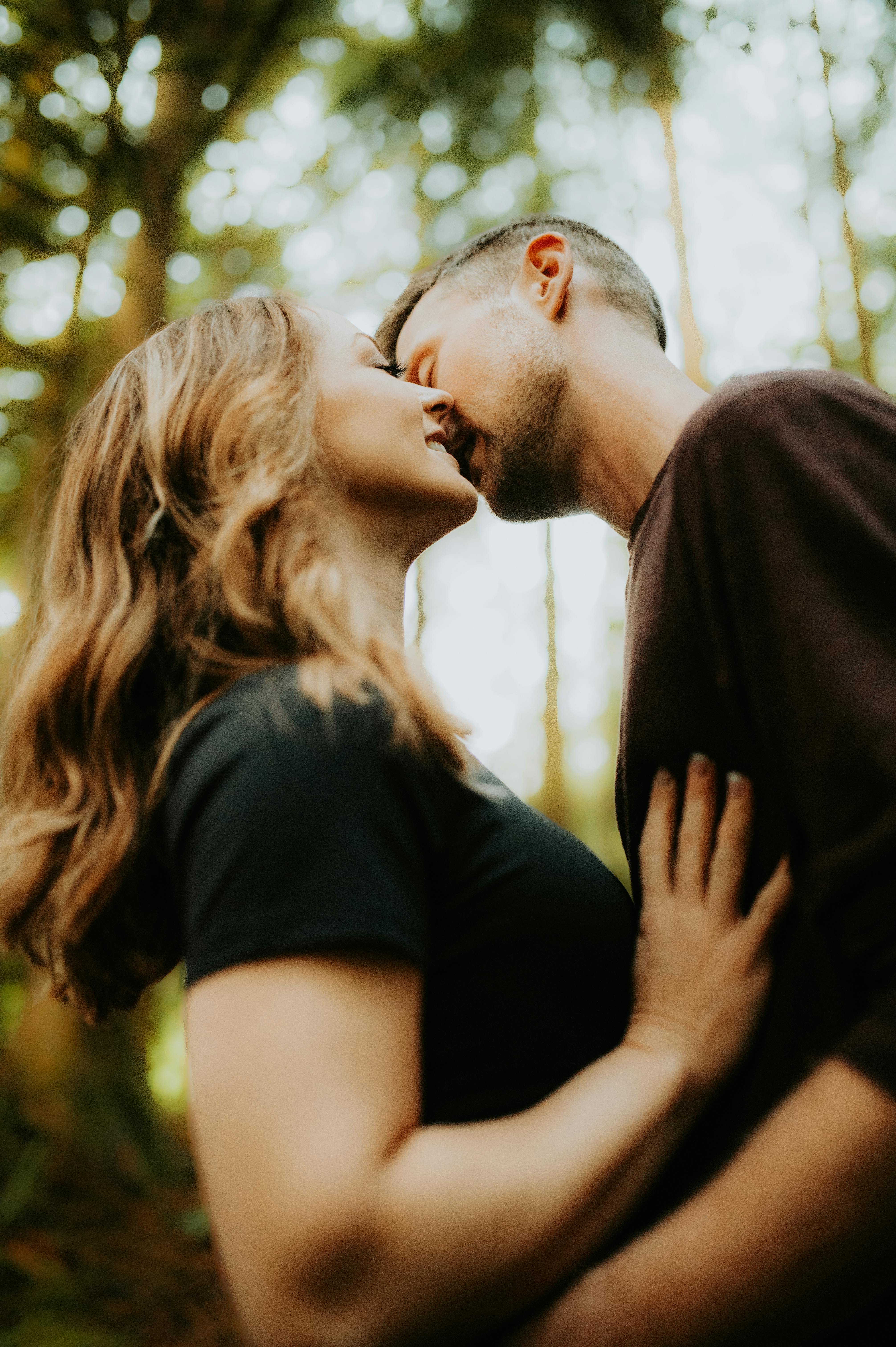 Un homme embrassant une femme dans les bois | Source : Pexels