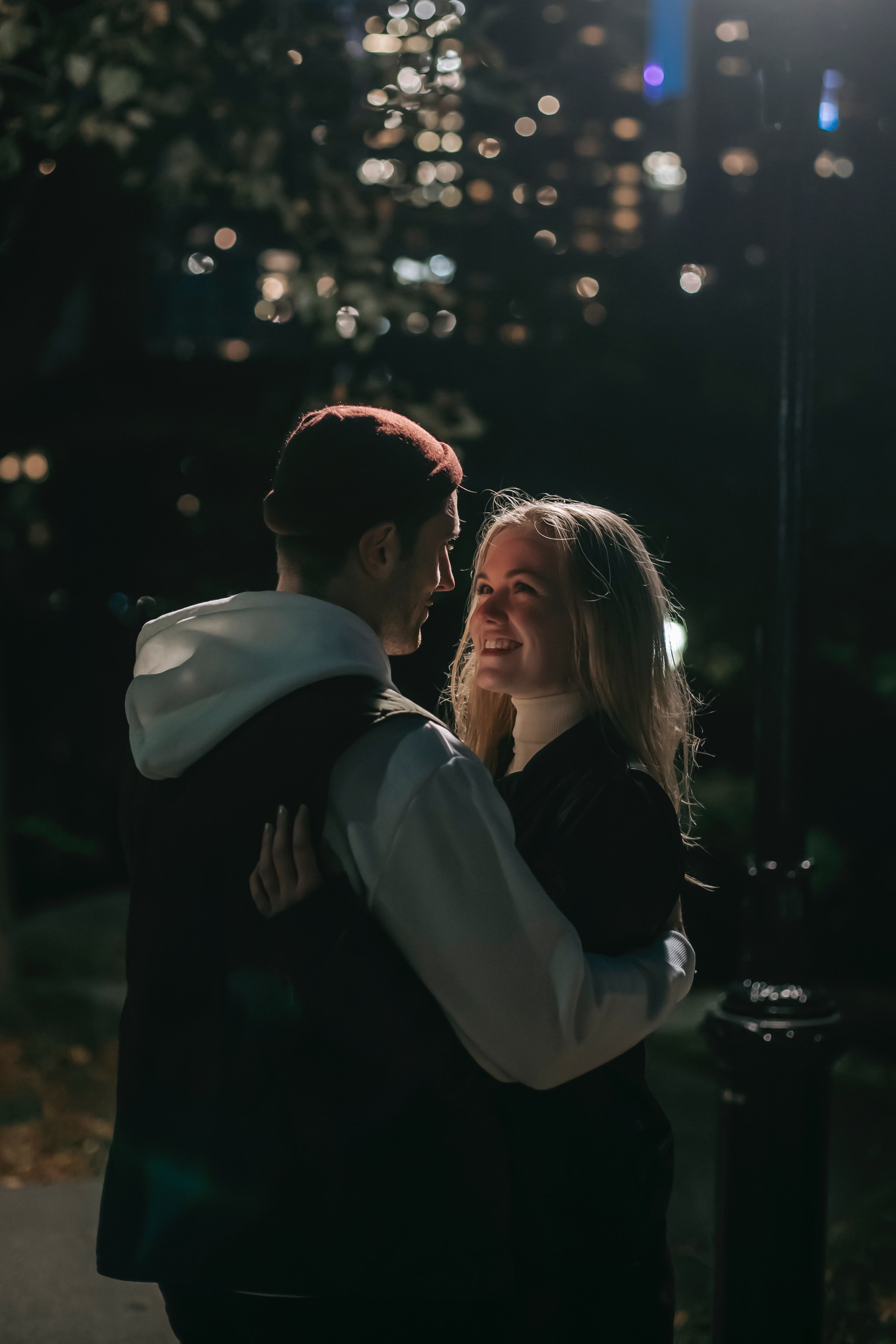 Jim et Judy s'étaient déjà rencontrés auparavant, mais il y avait quelque chose de différent dans la façon dont il la regardait cette nuit-là | Source : Pexels