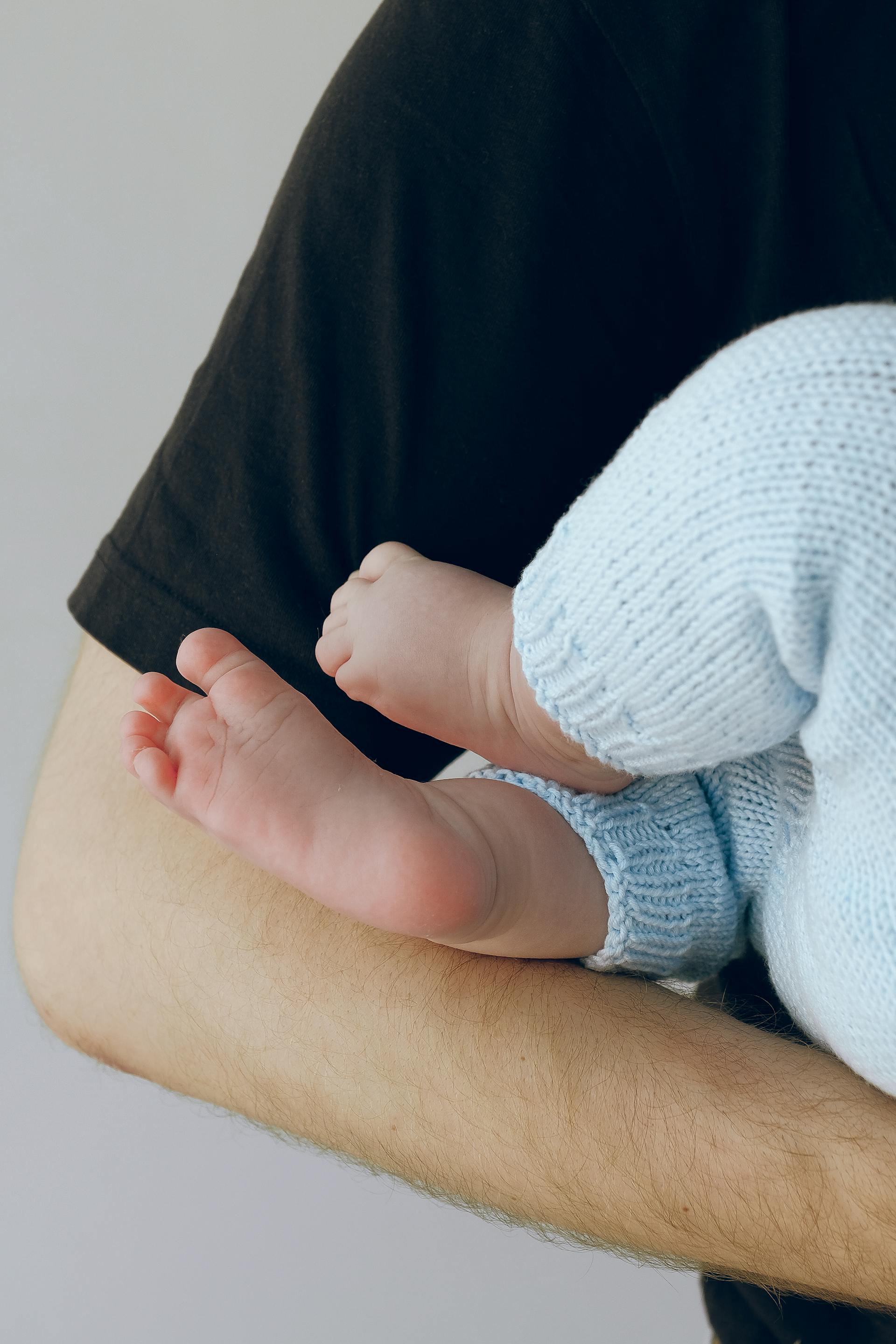 Un homme tenant un bébé | Source : Pexels