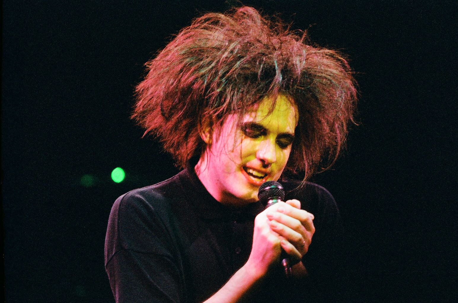 Robert Smith de The Cure se produit sur scène au Royal Albert Hall, le 25 avril 1986, à Londres, au Royaume-Uni. | Source : Getty Images