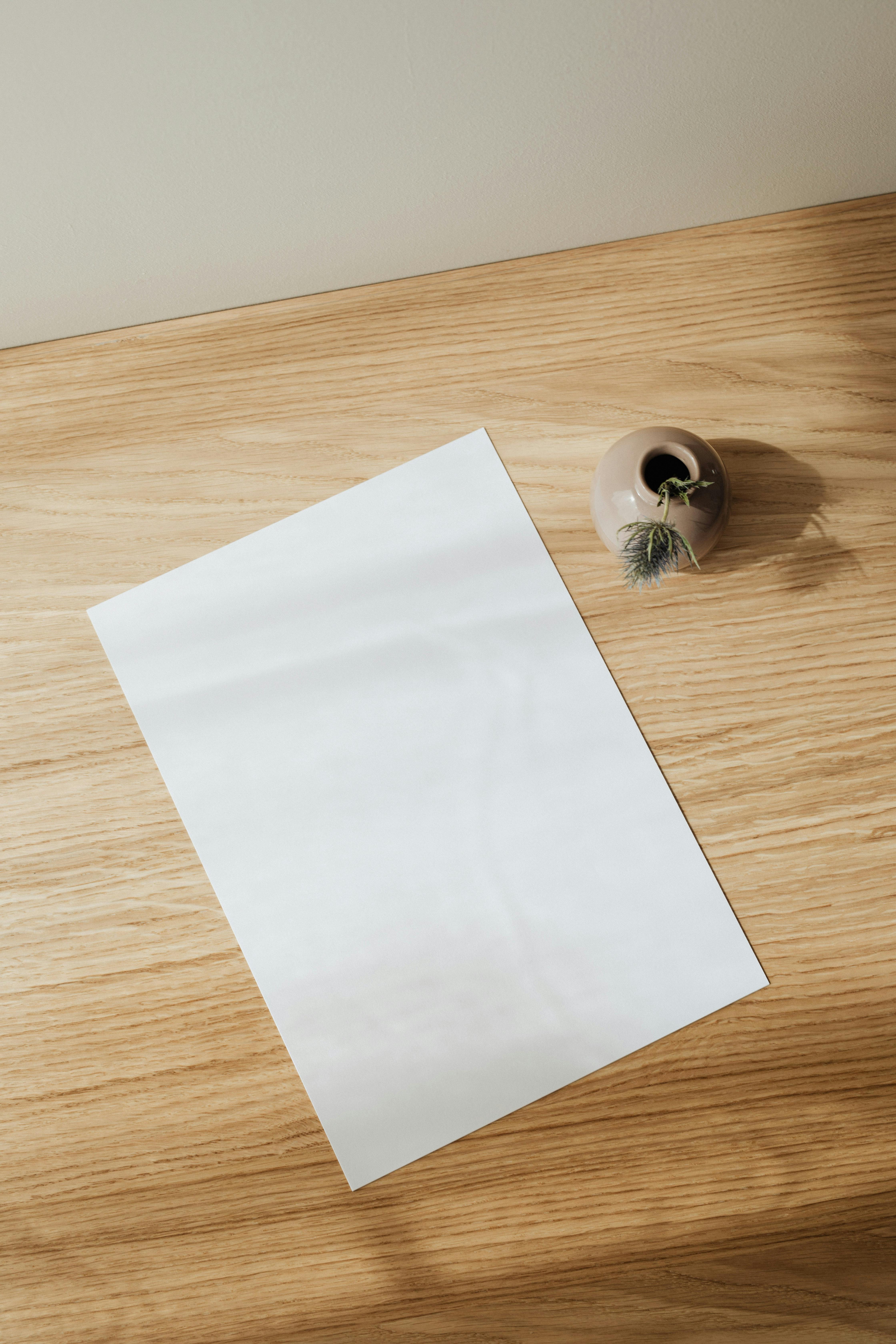 Un papier sur une table | Source : Pexels