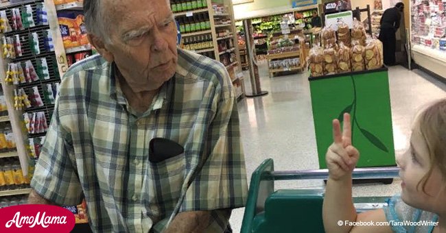 Un enfant de 4 ans traite un étranger "personne âgée" dans magasin, sa réponse a permis de partager l’histoire des milliers de fois
