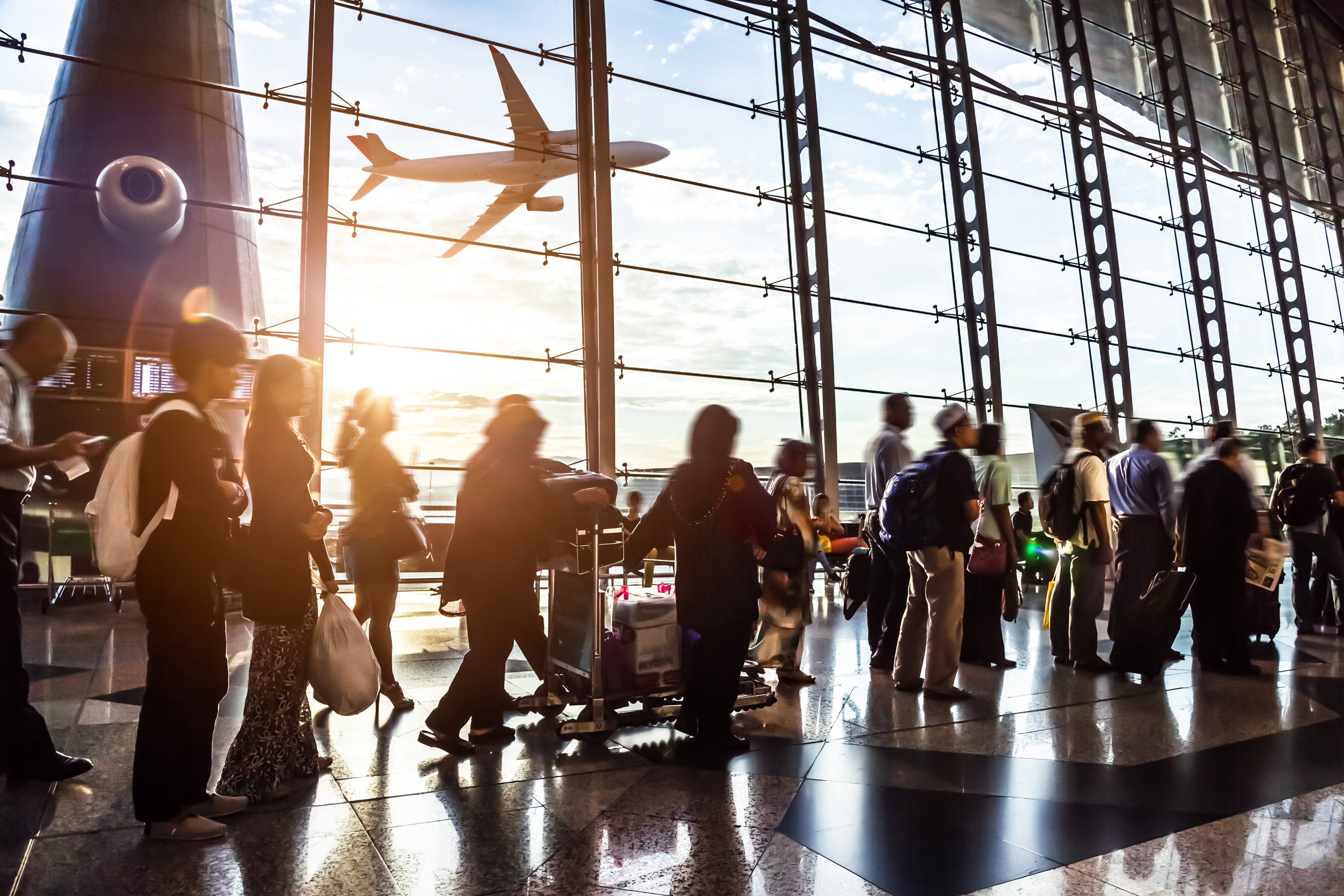 Pasajero en el aeropuerto. | Fuente: Shutterstock