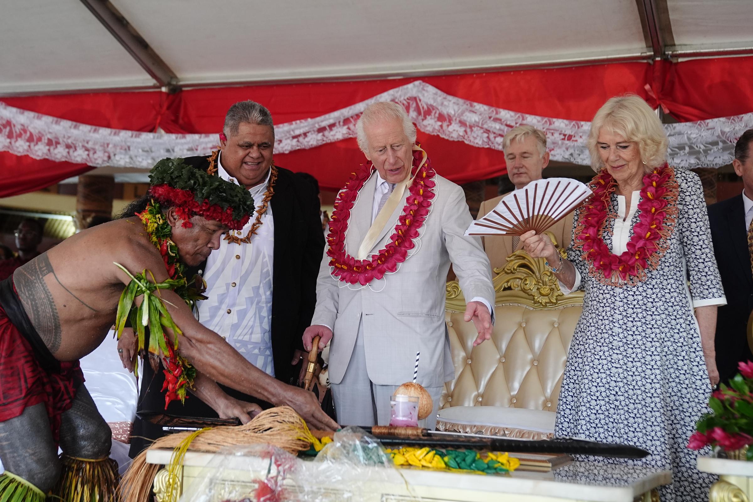 Le roi Charles III et la reine Camilla avec des habitants et des fonctionnaires samoans. | Source : Getty Images