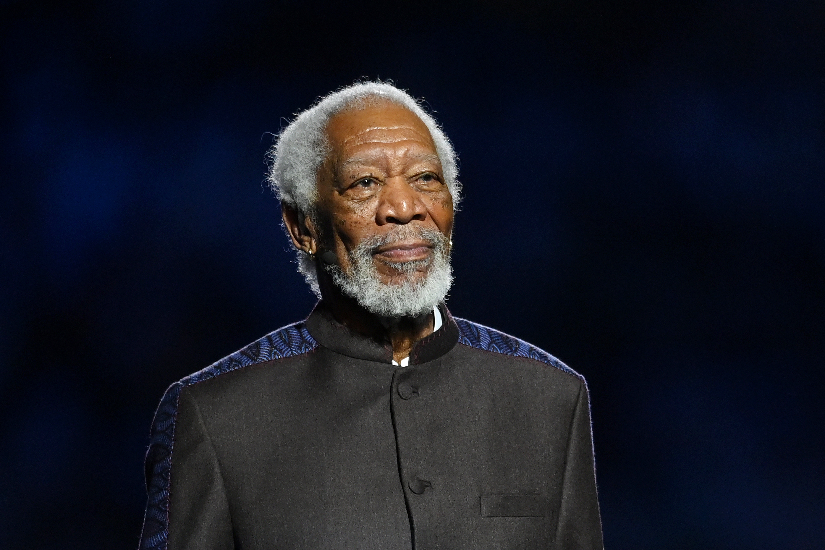 Morgan Freeman se produit lors de la cérémonie d'ouverture de la Coupe du Monde de la FIFA, Qatar 2022 | Source : Getty Images