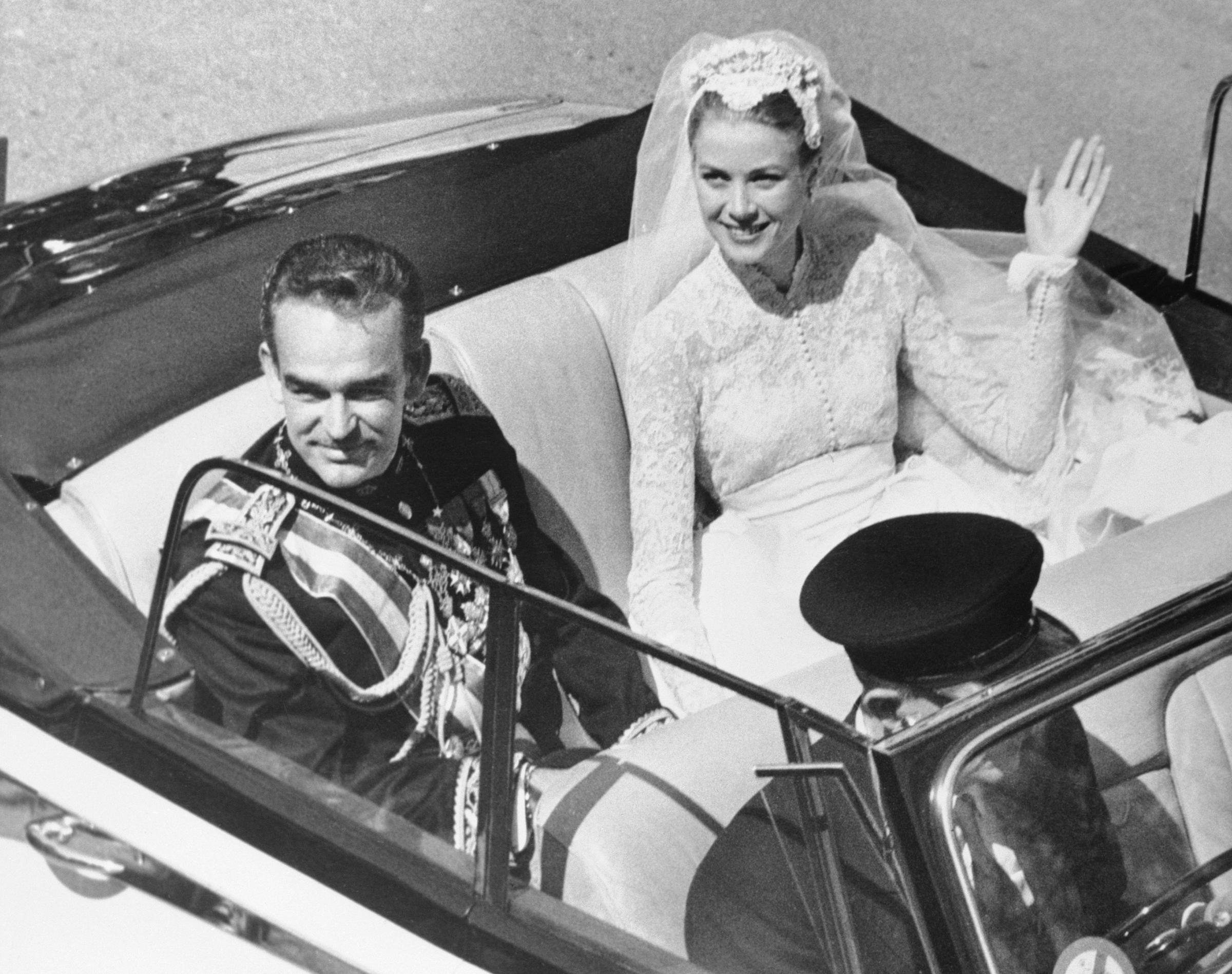 Le prince Rainier III et Grace Kelly photographiés dans une voiture ouverte après leur mariage religieux, le 19 avril 1956, à Monaco. | Source : Getty Images