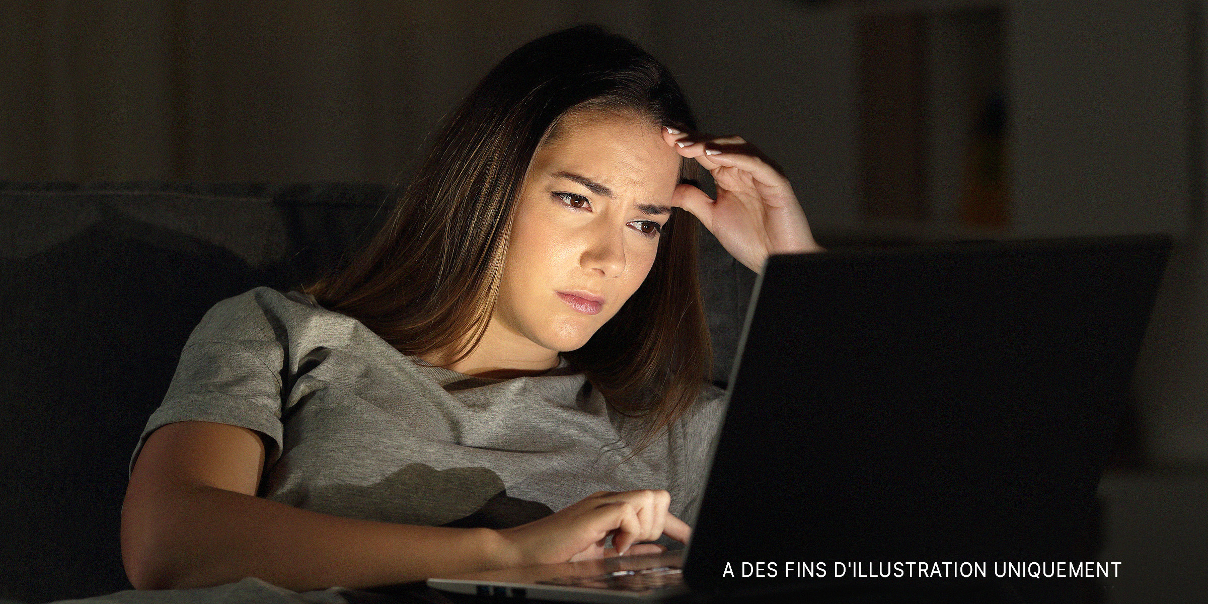 Une femme sur son ordinateur. | Source : Shutterstock