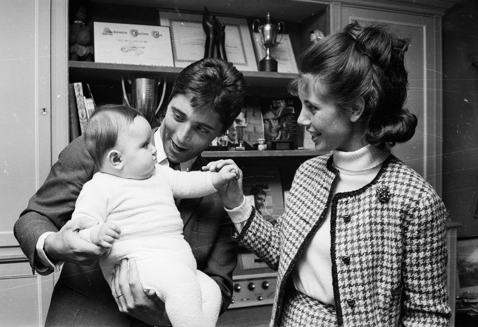 Sacha Distel, sa femme Francine et leur fils Laurent | Photo : Getty Images