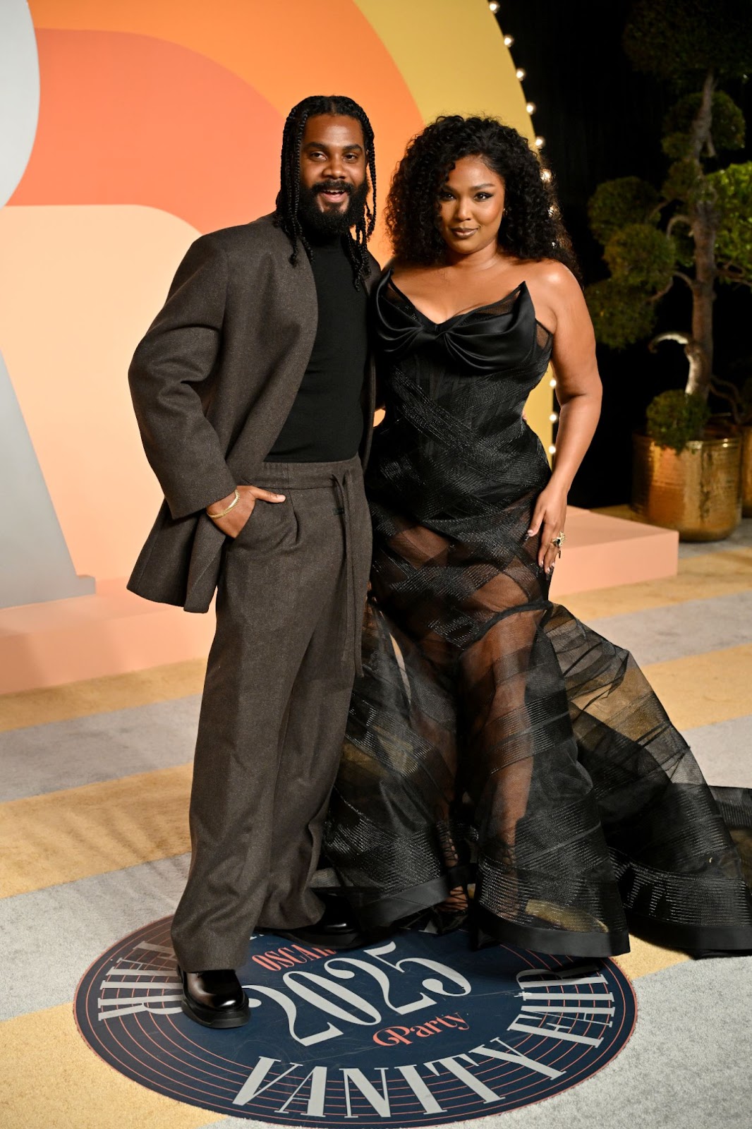 Antwaun Stanley et Lizzo posant à la soirée des Oscars 2025 de "Vanity Fair" | Source : Getty Images