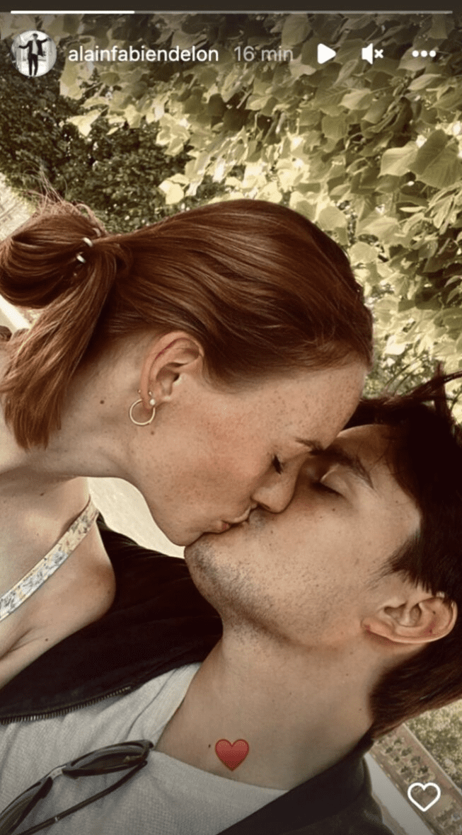 Alain-Fabien Delon embrassant sa nouvelle copine. | Photo : Story Instagram / alainfabiendelon