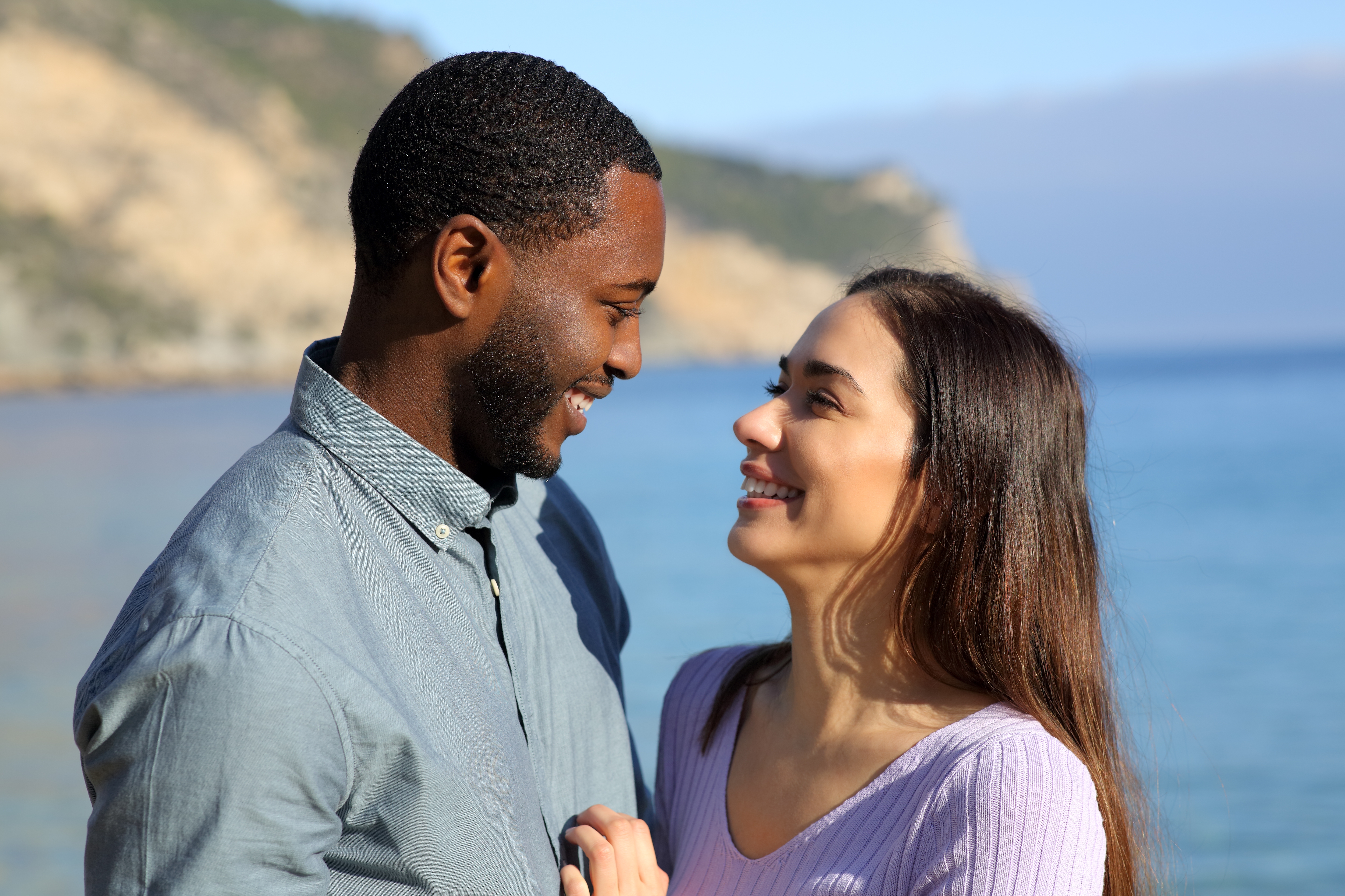 Couple interracial se regardant l'un l'autre | Source : Shutterstock