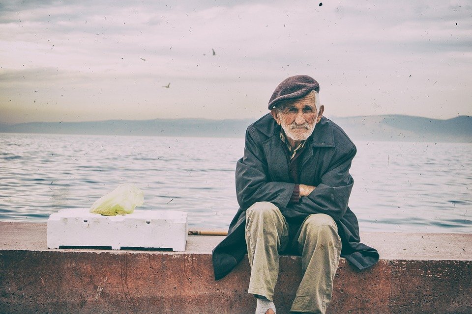 Un homme âgé assis. | Photo : Pixabay