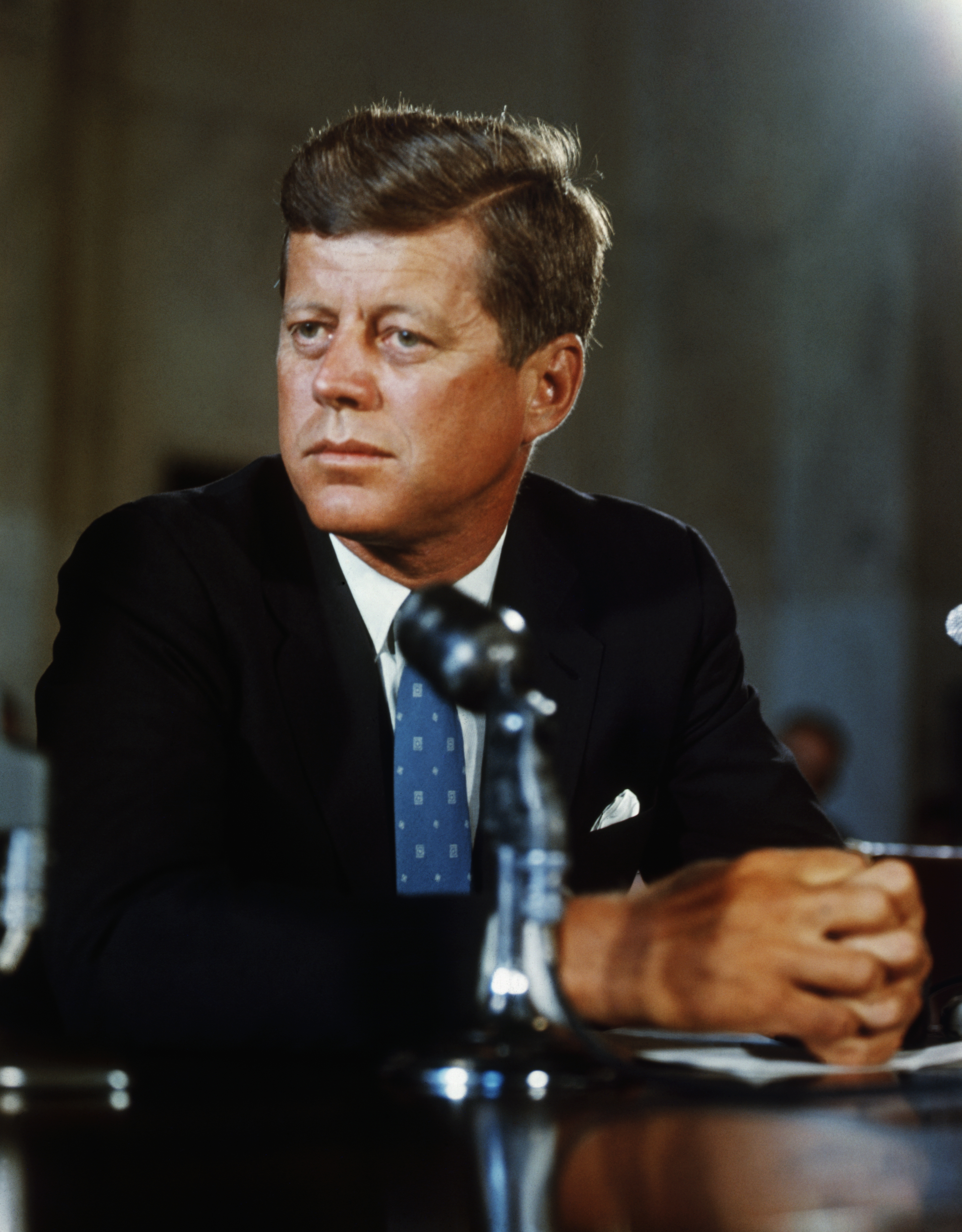 Le président John F. Kennedy à son bureau à la Maison Blanche lors de son premier jour en tant que président des États-Unis, le 21 janvier 1961. | Source : Getty Images